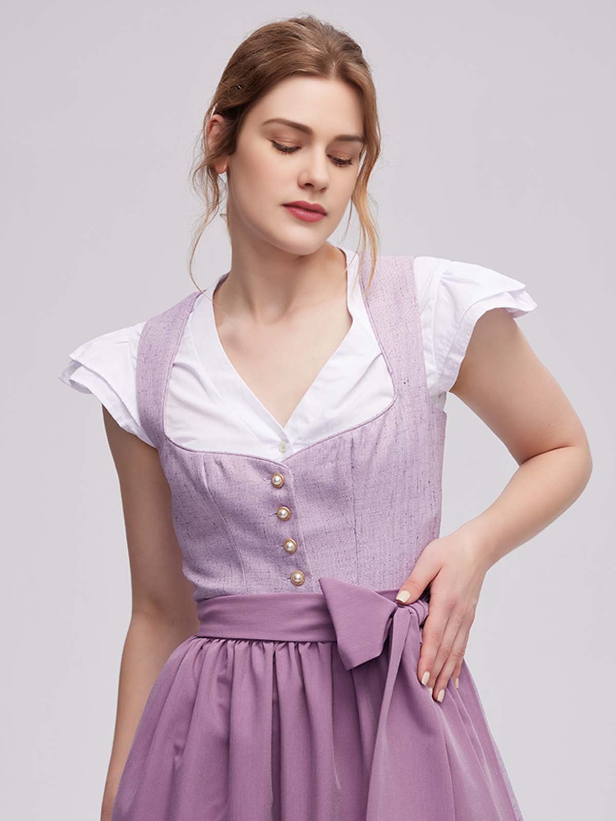 Modernes Dirndl mit tiefem Ausschnitt in Lila
