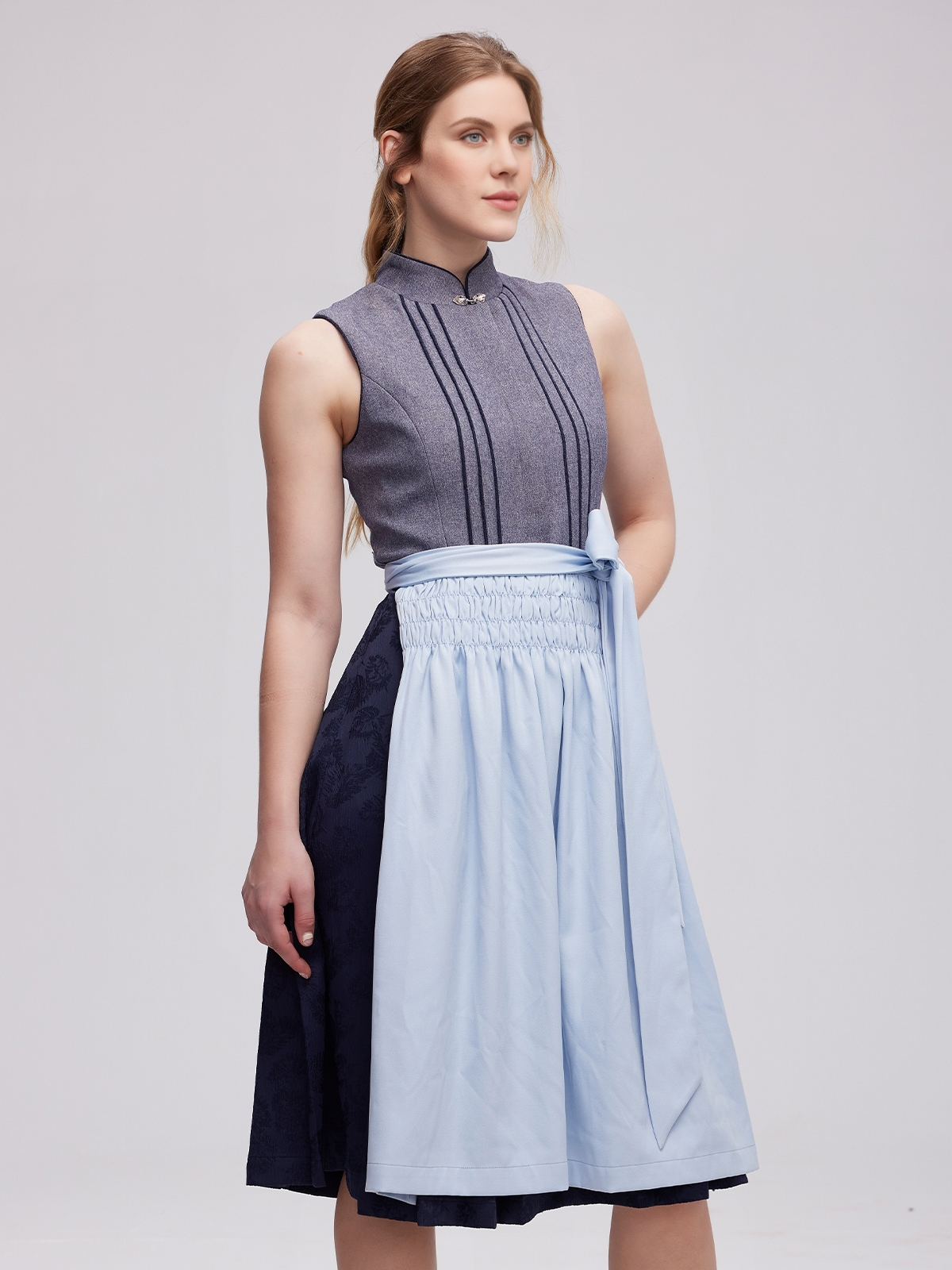 Graues Drindll mit modernem Schnitt