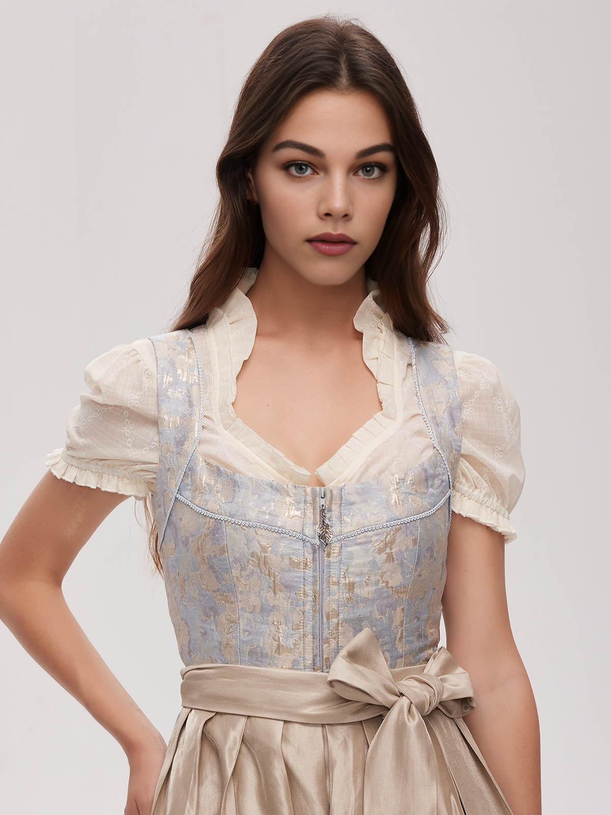 Modernes blaues Dirndl mit zeitgemäßem Schnitt