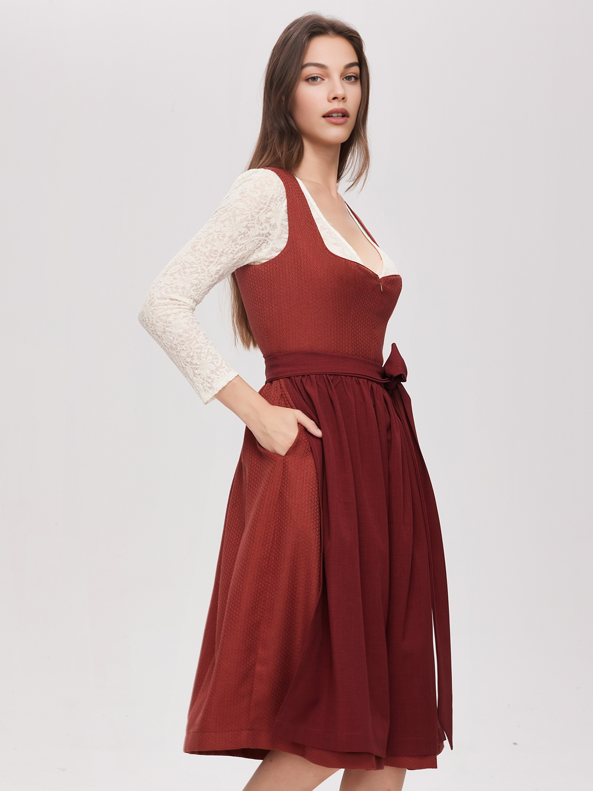 Dirndl mit tiefem Ausschnitt in Rot