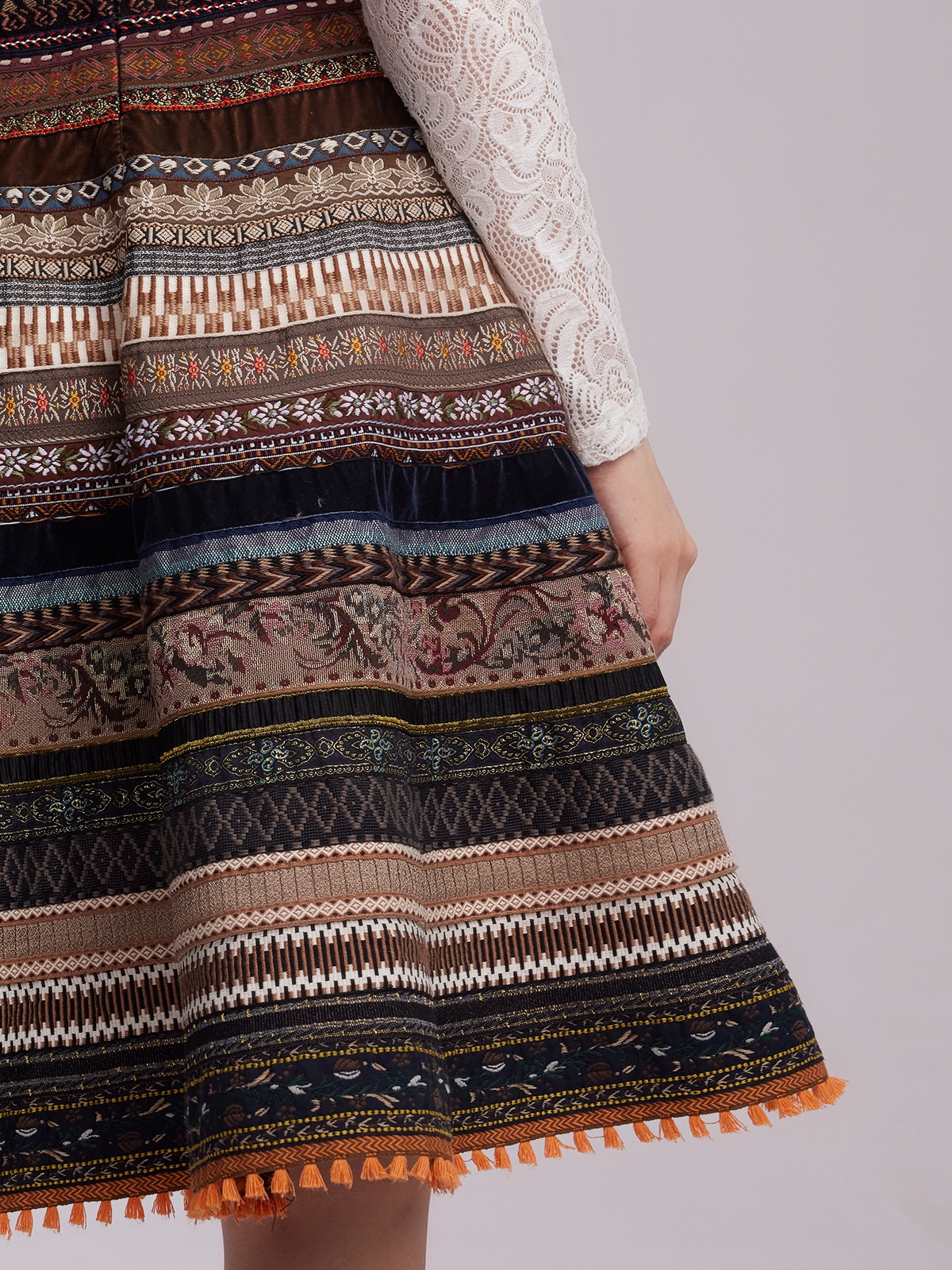 Modernes Dirndl mit tieferem Ausschnitt