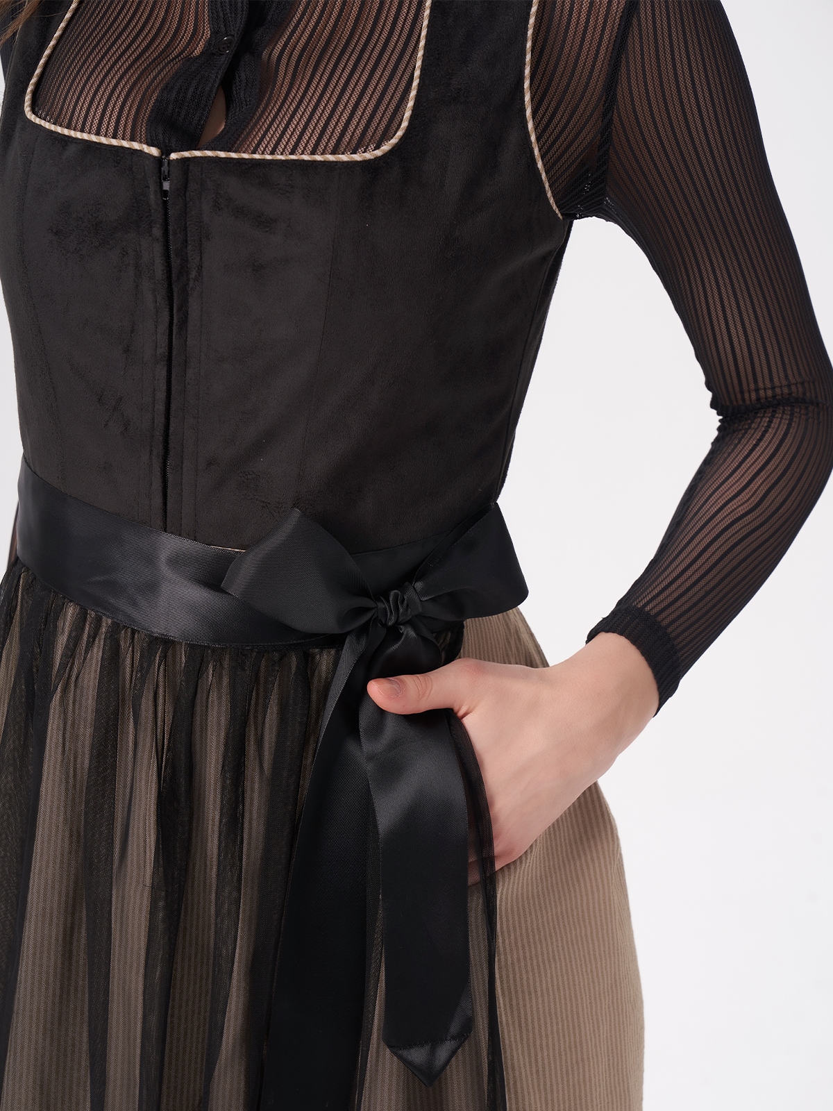 Dunkelrotes Dirndl mit modernem Schnitt