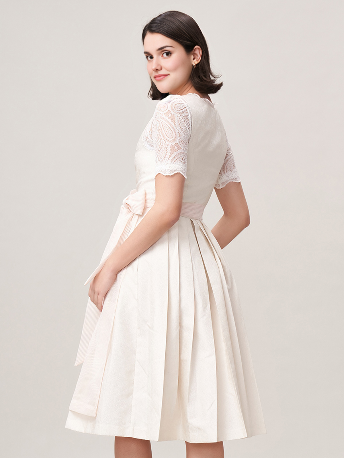 Dirndl in Beige – Eleganz pur