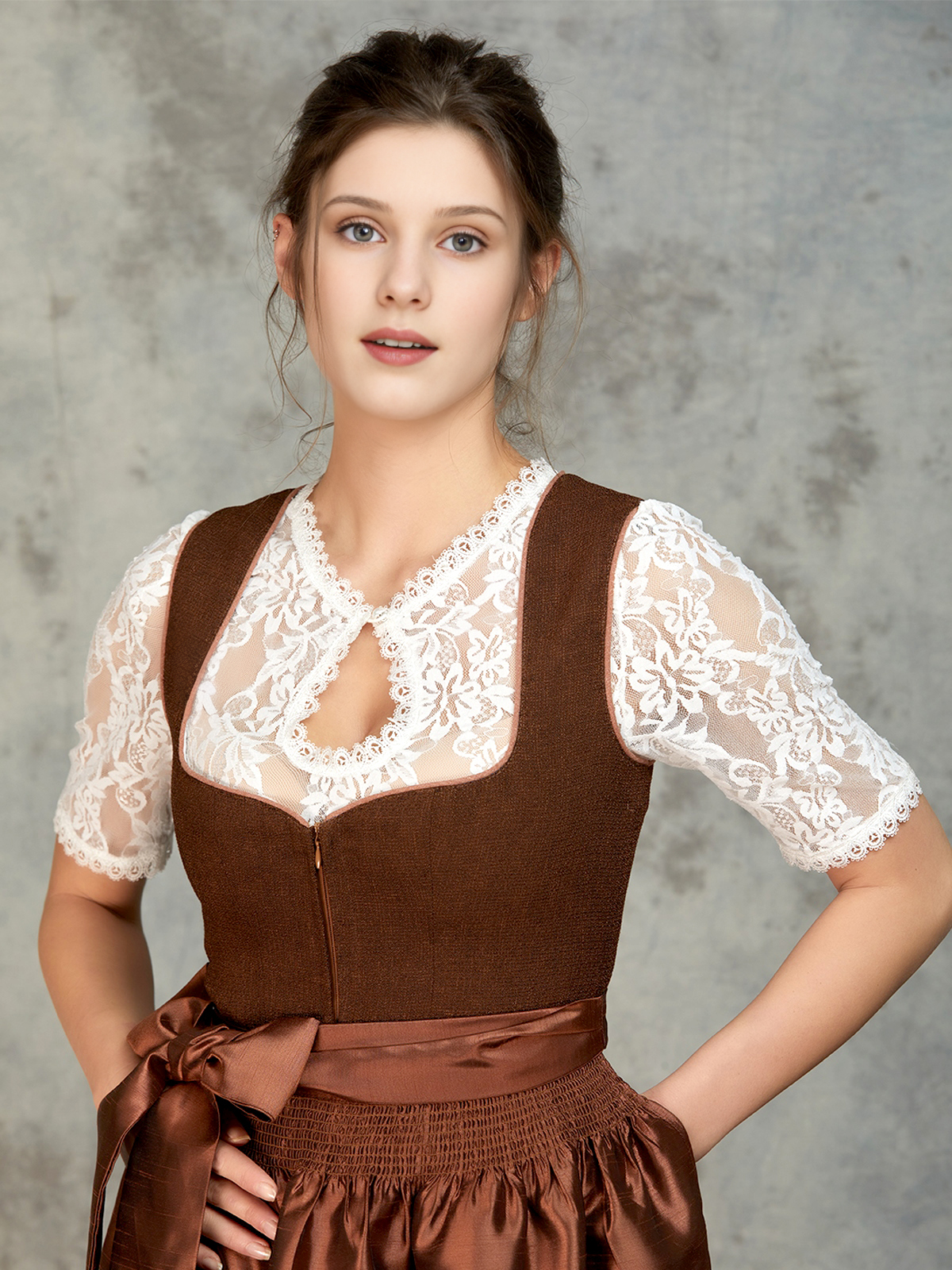 Dirndl Altrosa in eleganter Umgebung