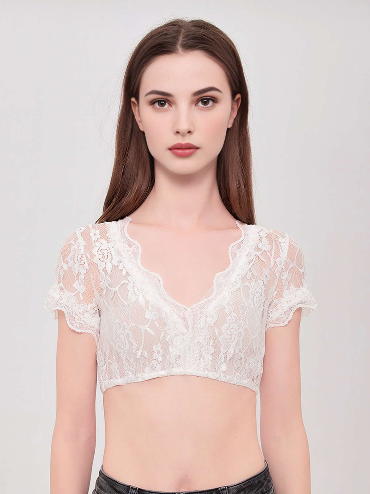 Schwarze Dirndl mit weißer Bluse – ein klassischer Look