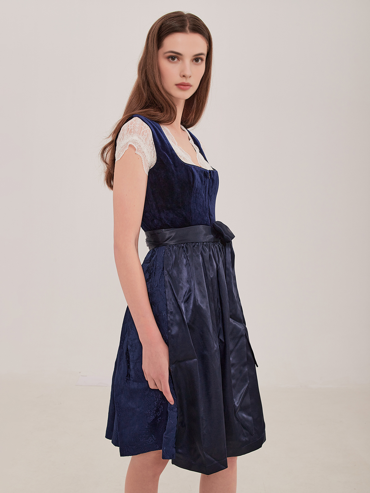 Hochwertiges hellblaues Dirndl mit Spitzenbesatz