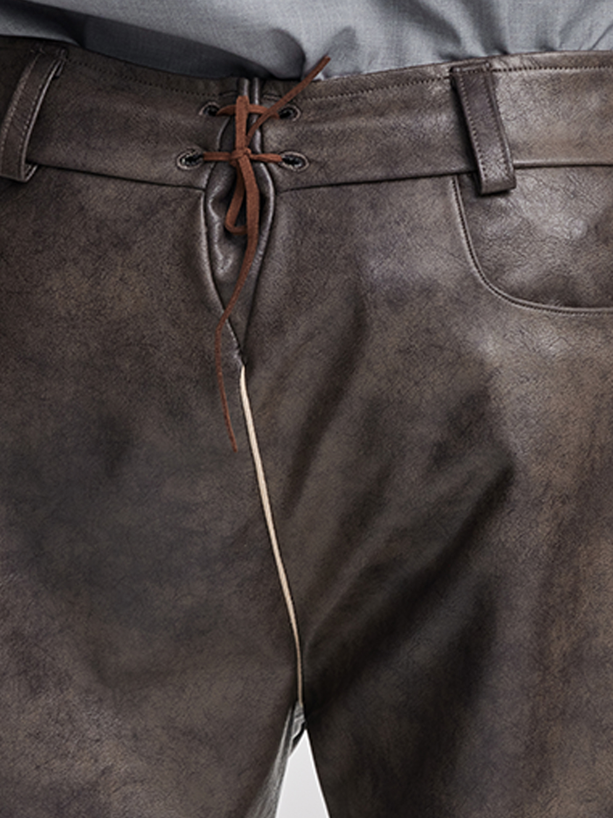 Dirndl in Grau mit perfekter Passform