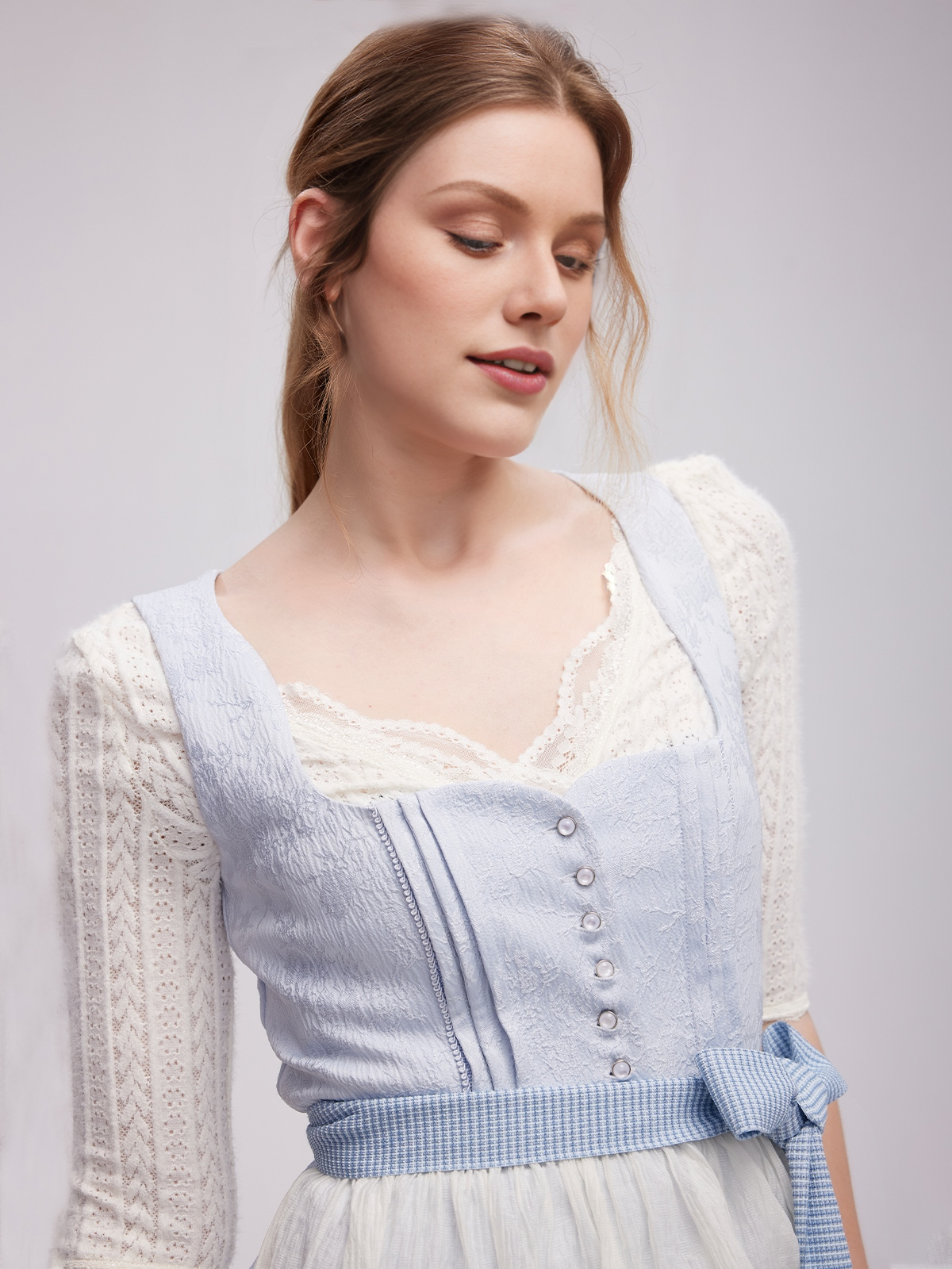 Dirndl Jeansblau – stilvoll und zeitgemäß