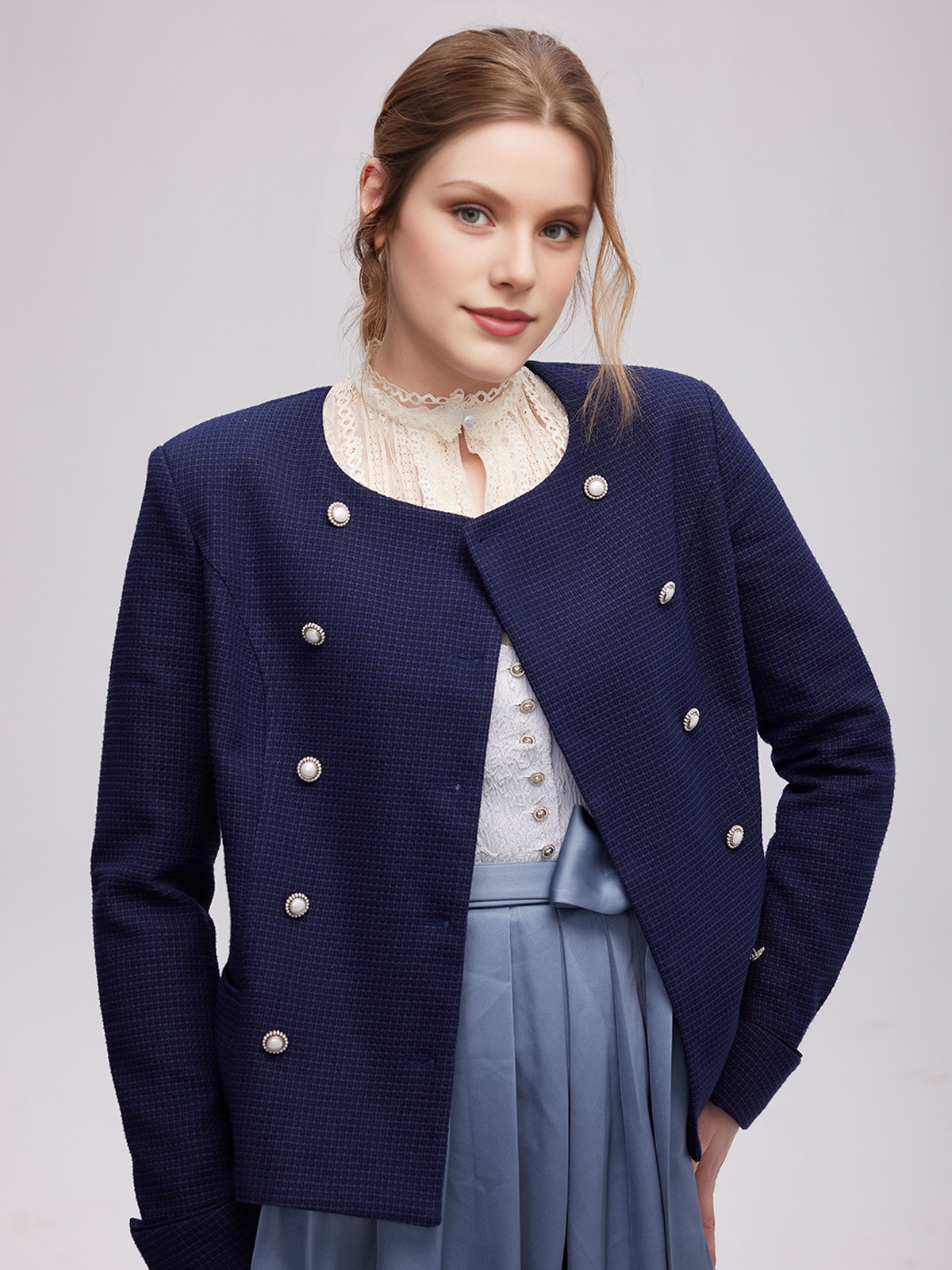 Dirndlbluse mit V-Ausschnitt und Langarm