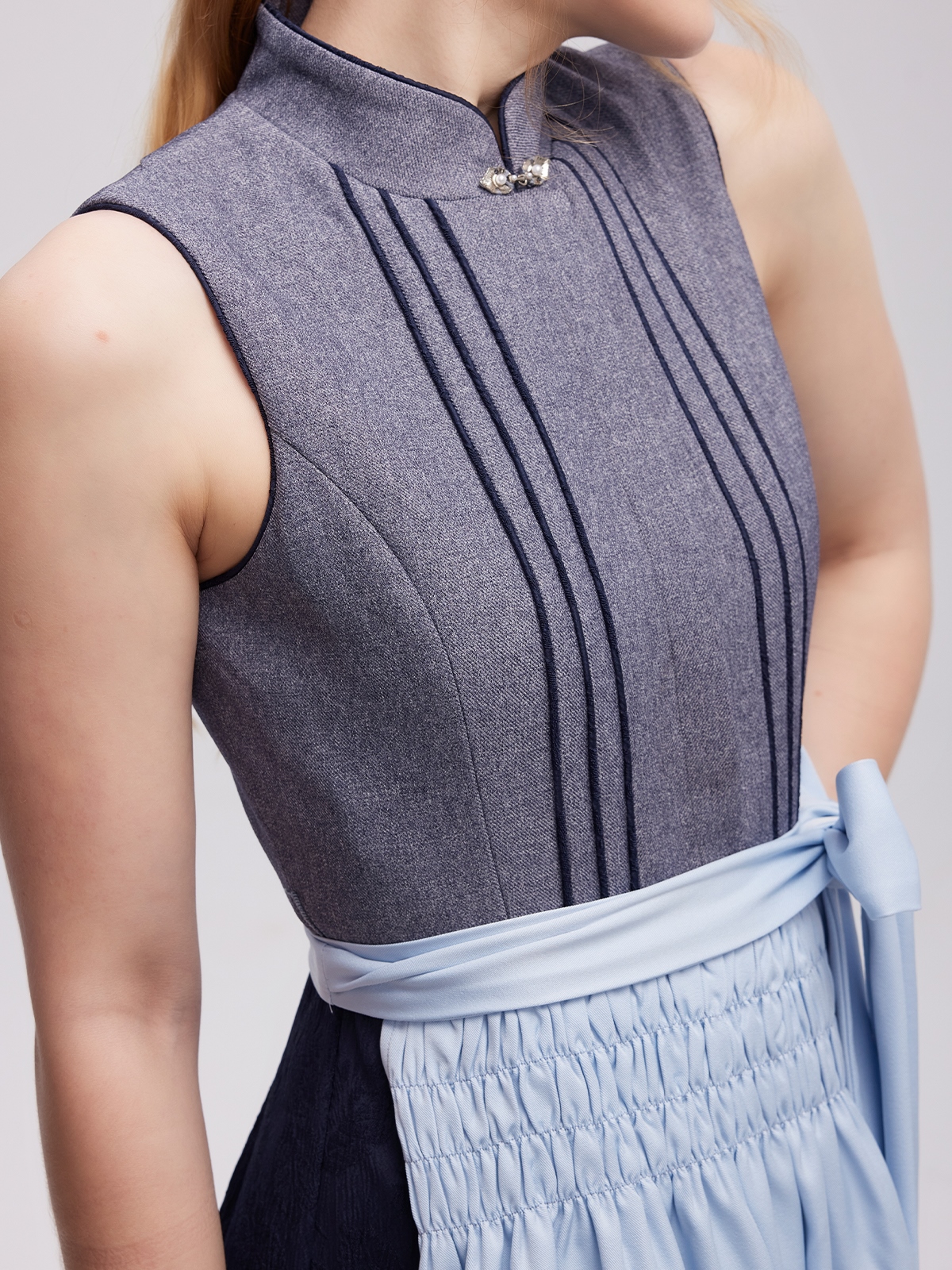 Elegantes graues Dirndl