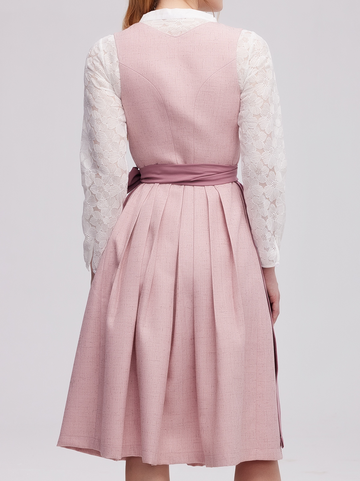 Dirndl in Rosa mit modernen Accessoires