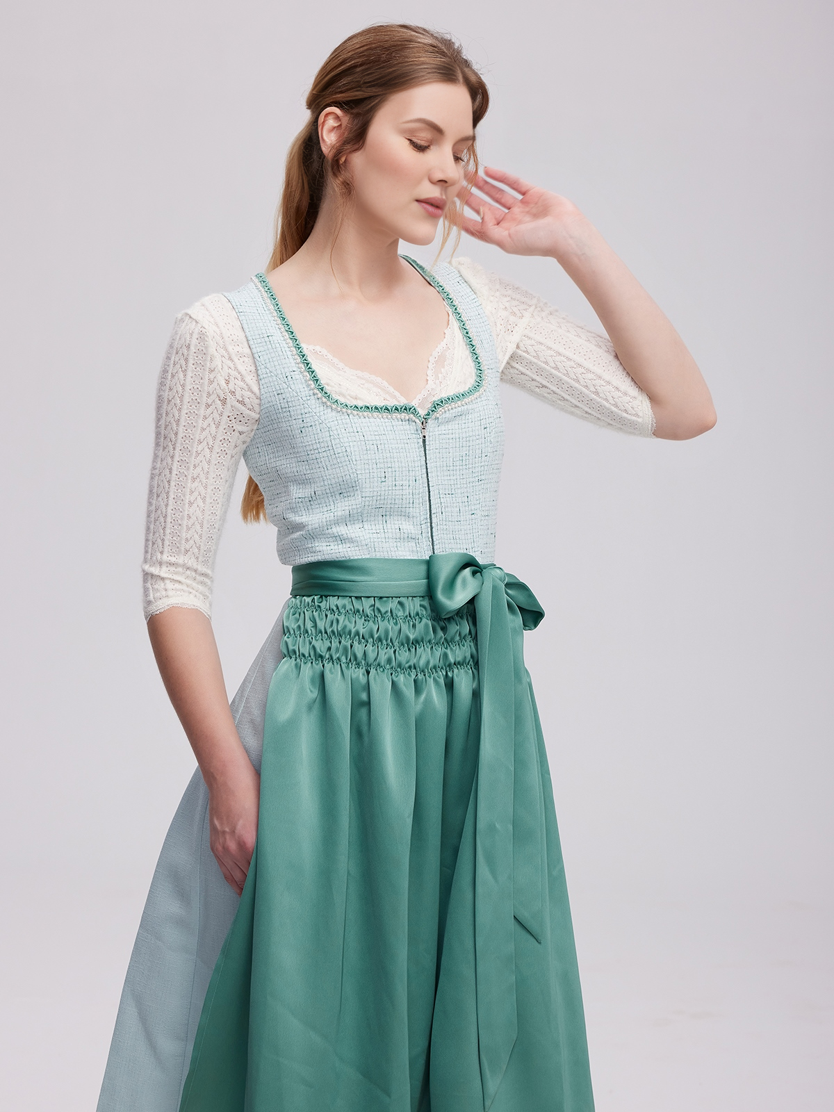 Modernes graues Samt-Dirndl mit eleganter Silhouette