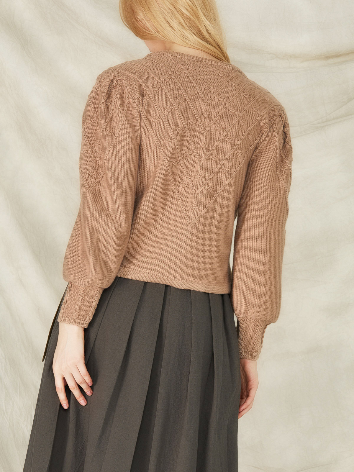 Ein elegantes braunes Dirndl mit raffinierten Details