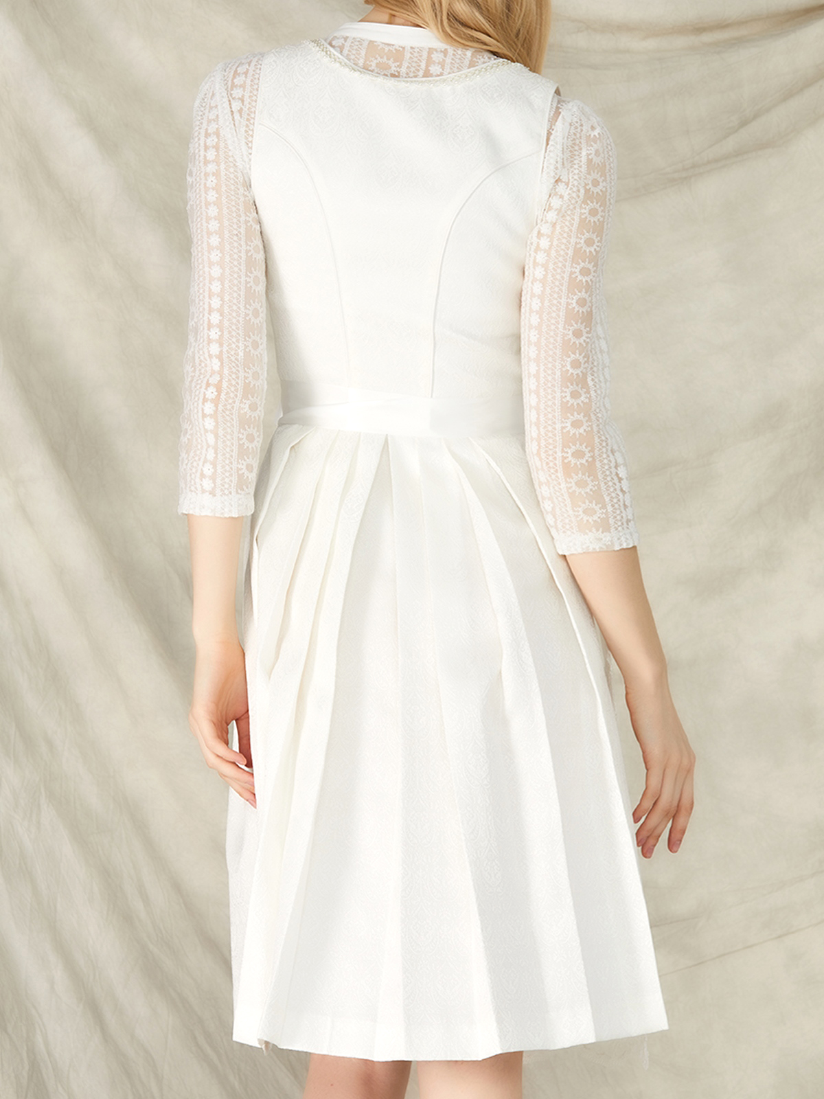 Ein graues Samt-Dirndl mit weißer Bluse und klassischem Schnitt