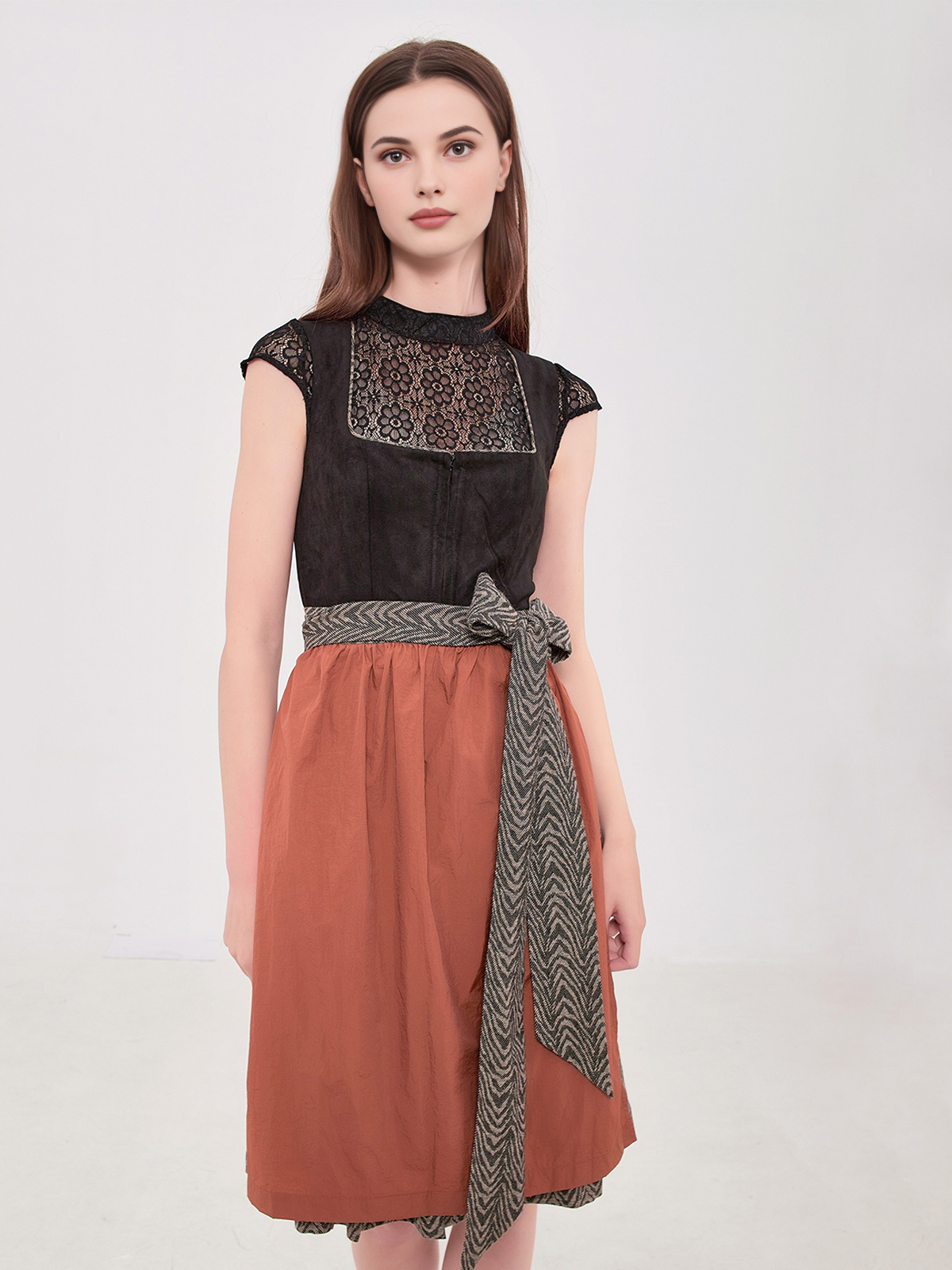 Dirndl mit Herzausschnitt in Schwarz