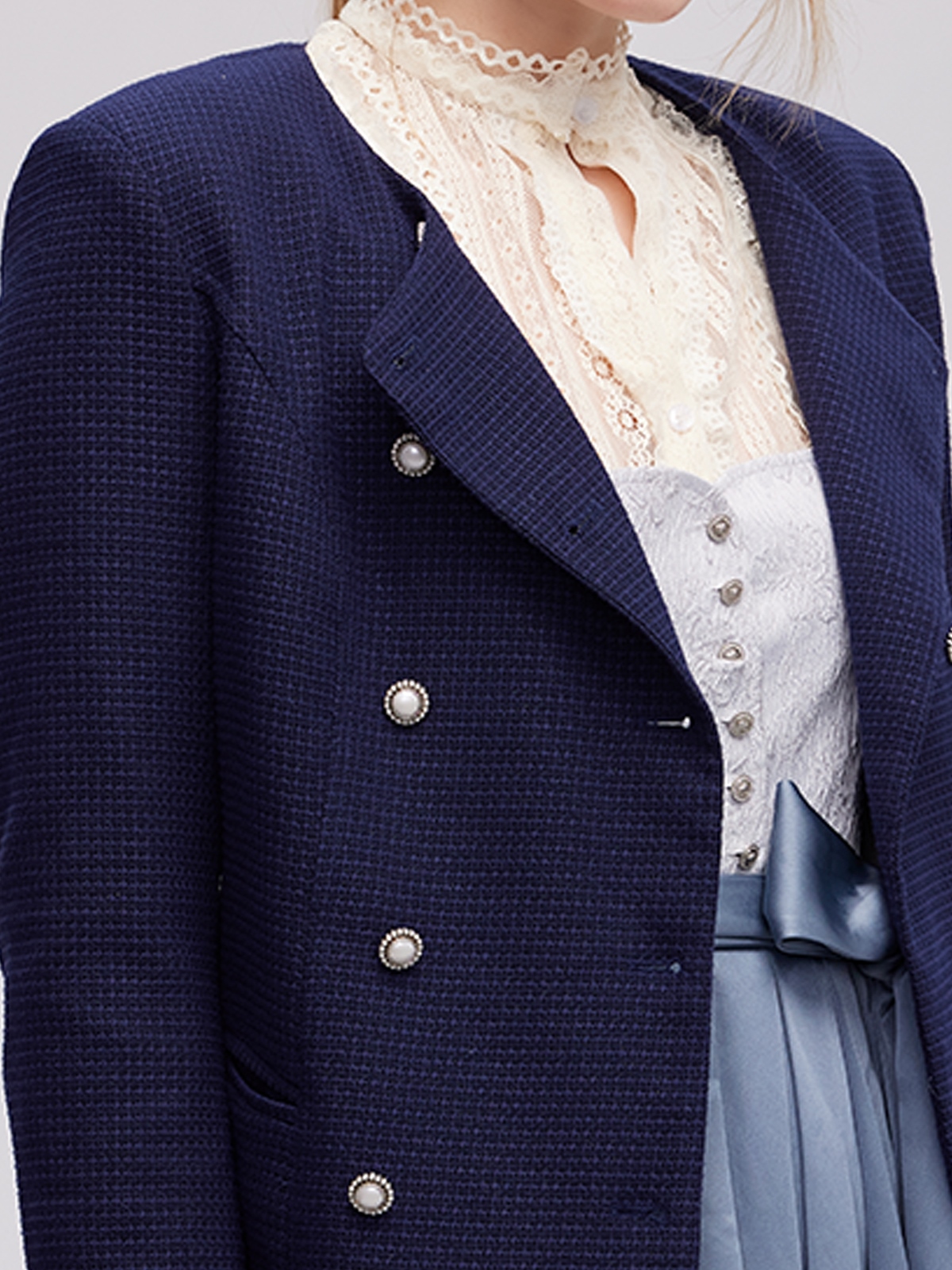 Moderne Dirndl in Blau – perfekt für den urbanen Style