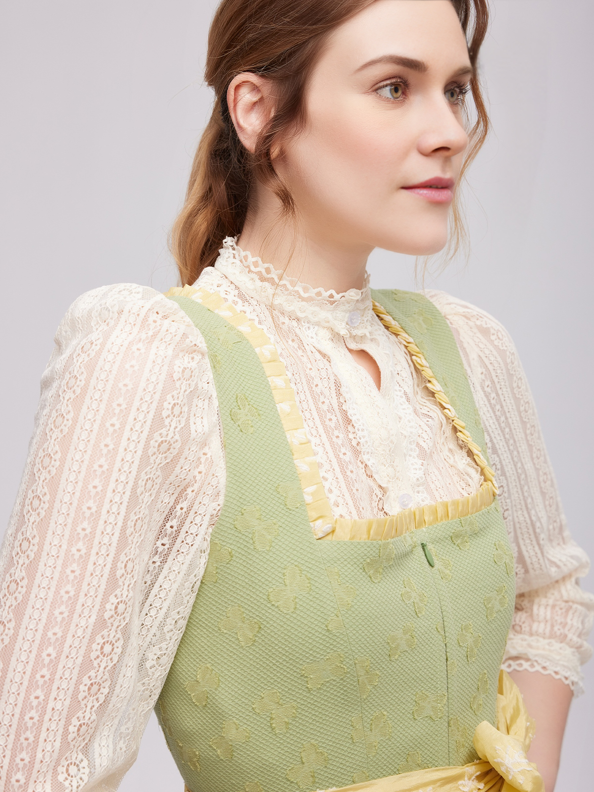Modernes Dirndl in Grün mit floralen Details