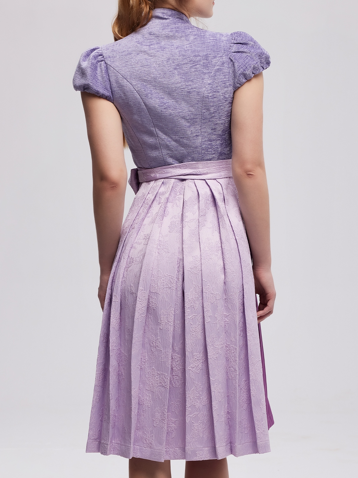 Modernes Dirndl in Lila mit eleganter Midi-Länge