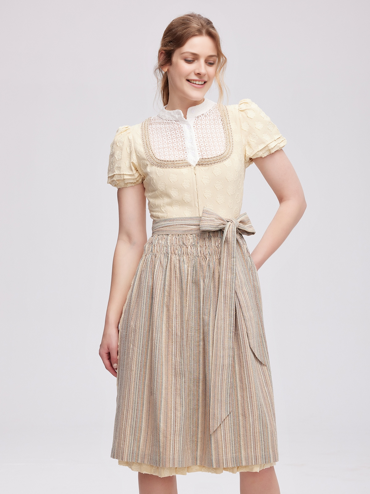 Modernes dunkelrot Dirndl mit schlankem Schnitt