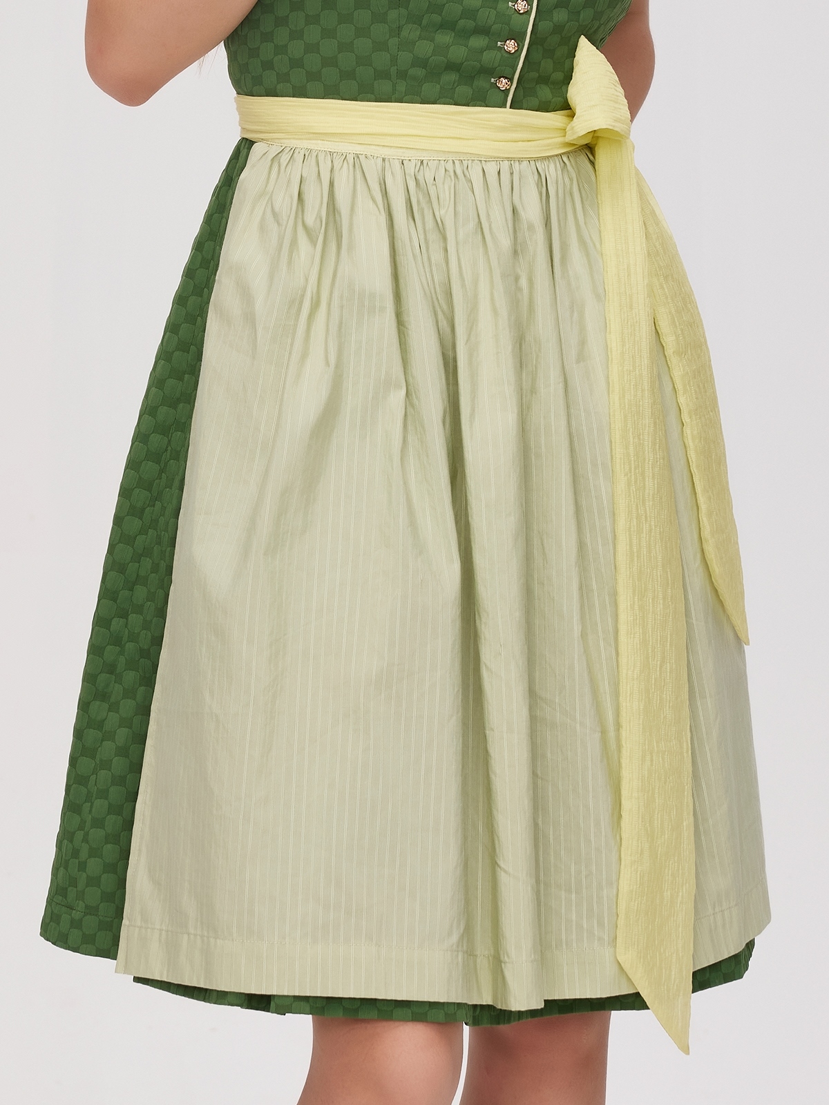 Dirndl in Grün mit floralen Details