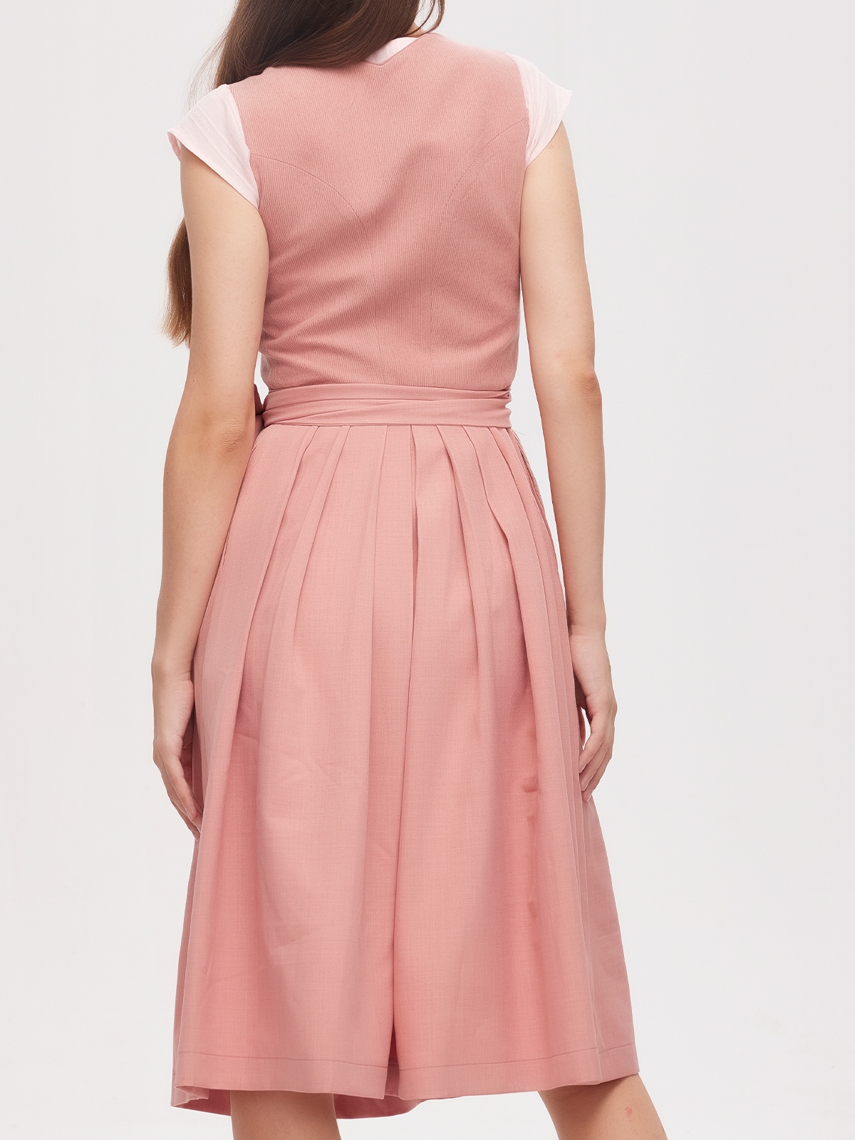 Modernes Dirndl in Rosa mit eleganter Midi-Länge