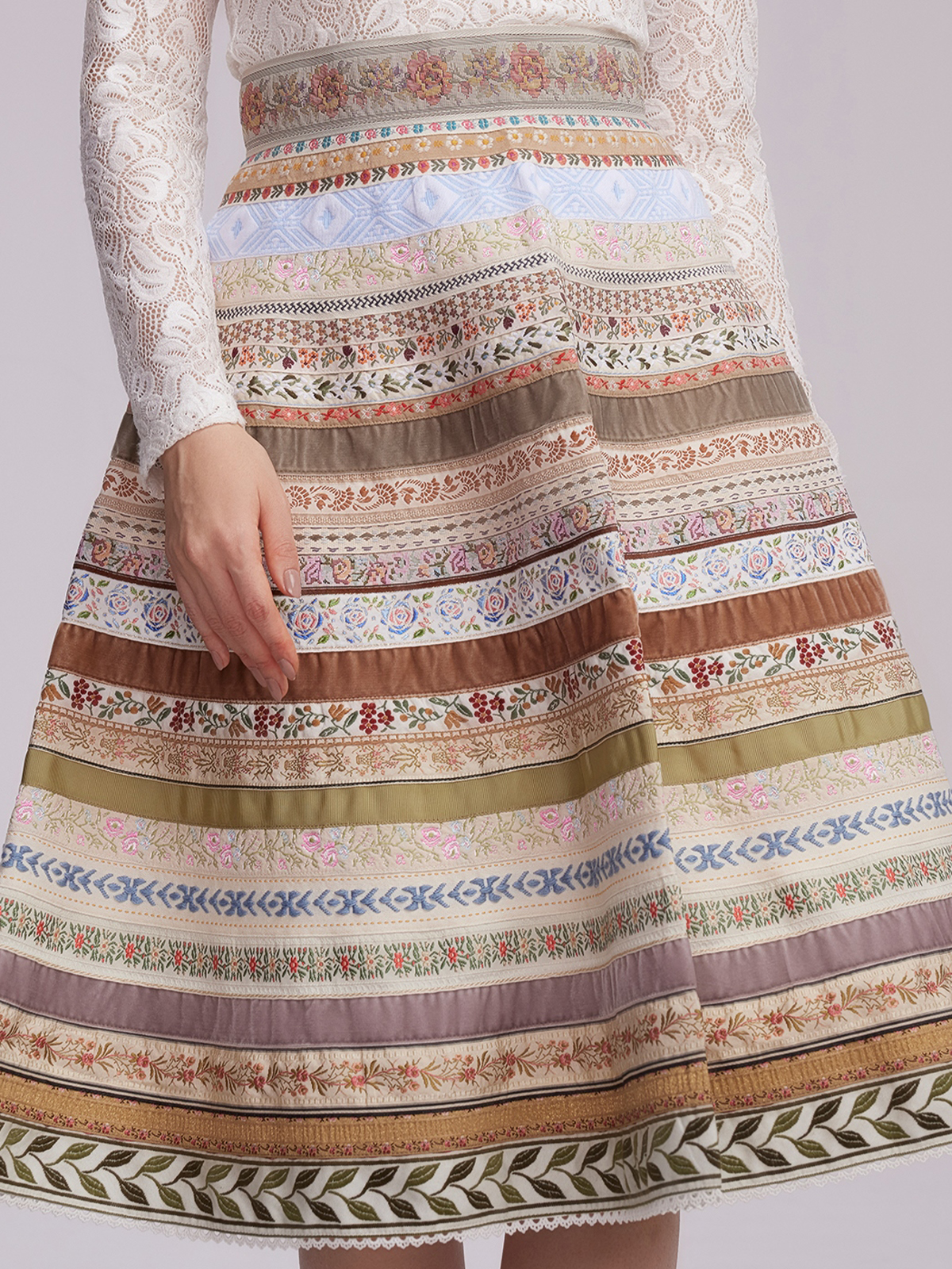 Ein elegantes Dirndl in Beige mit feinen Details