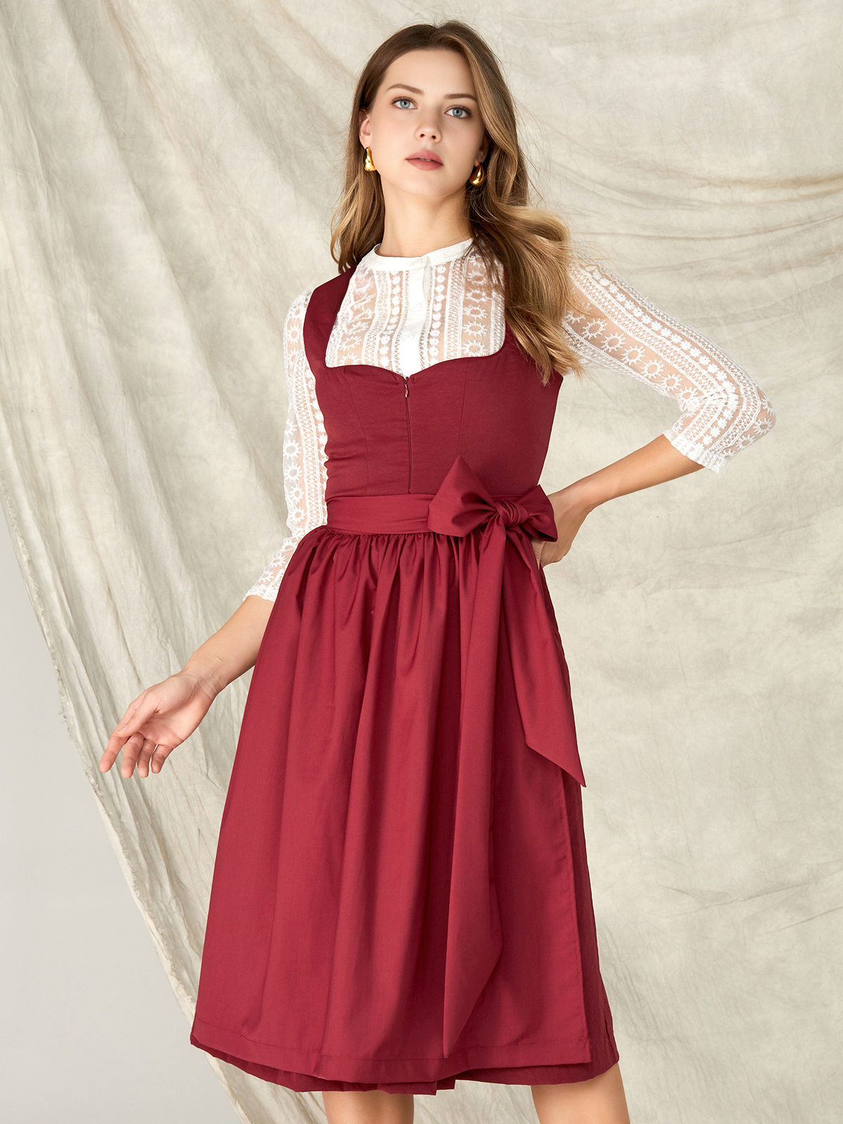 Modernes Dirndl in Rot mit Lochspitzen-Details
