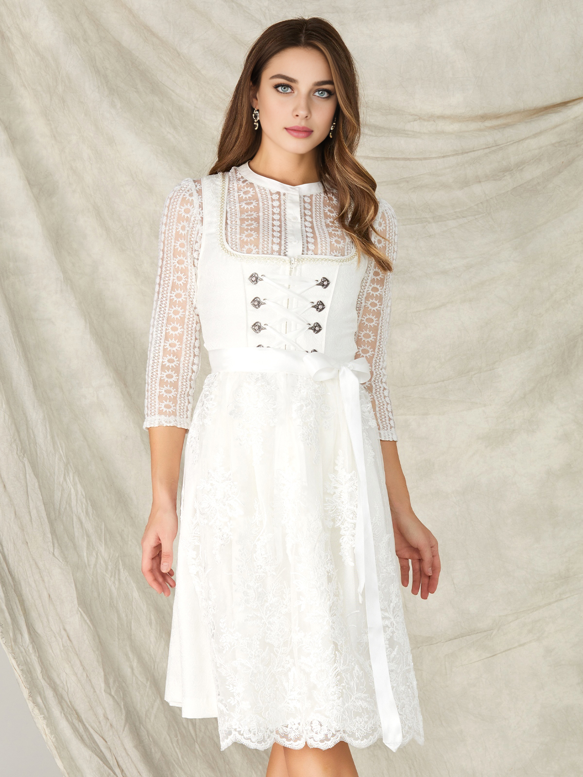 Dirndl in Weiß mit floralen Details