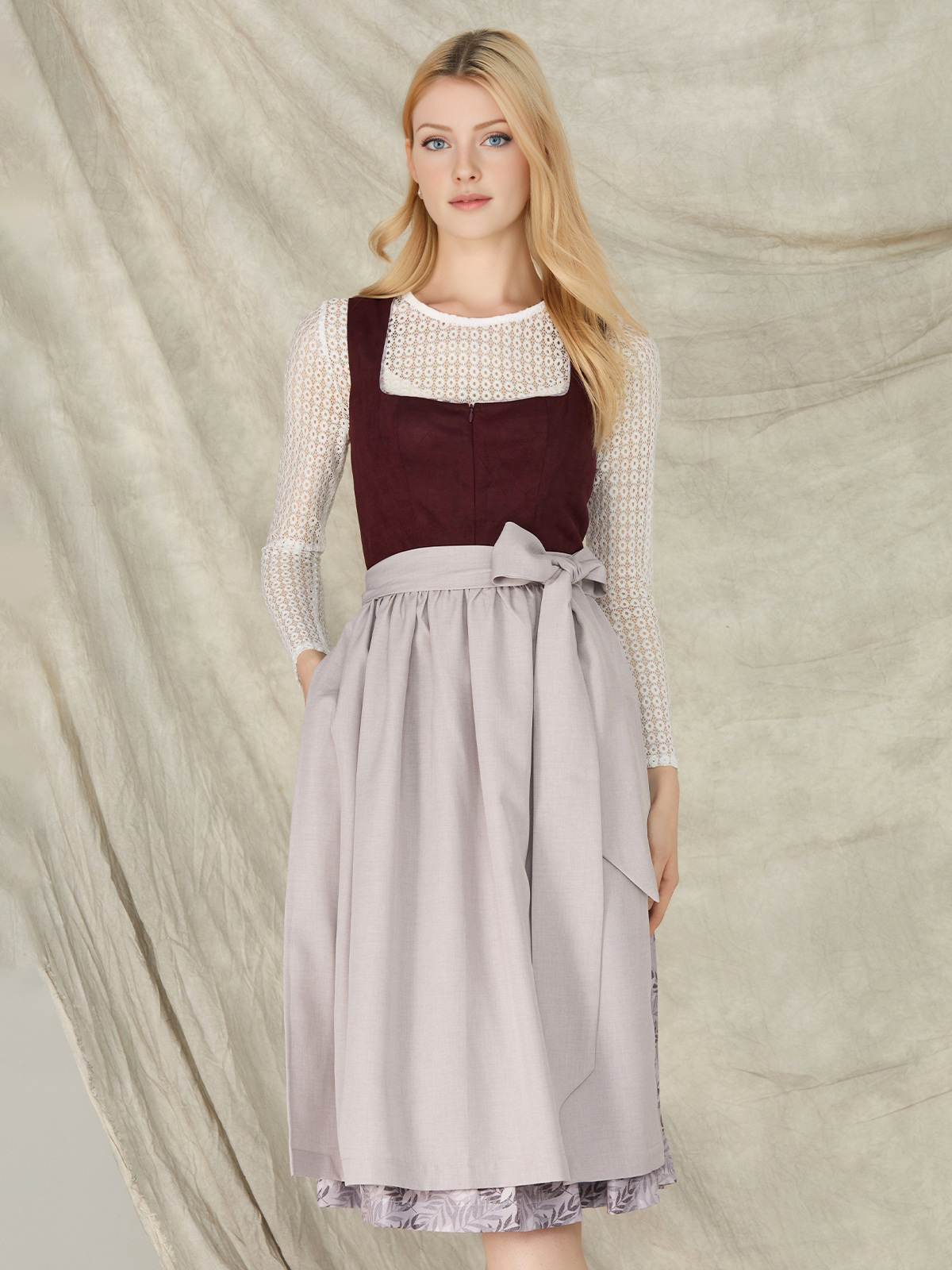 Modernes Dirndl in Lila Samt