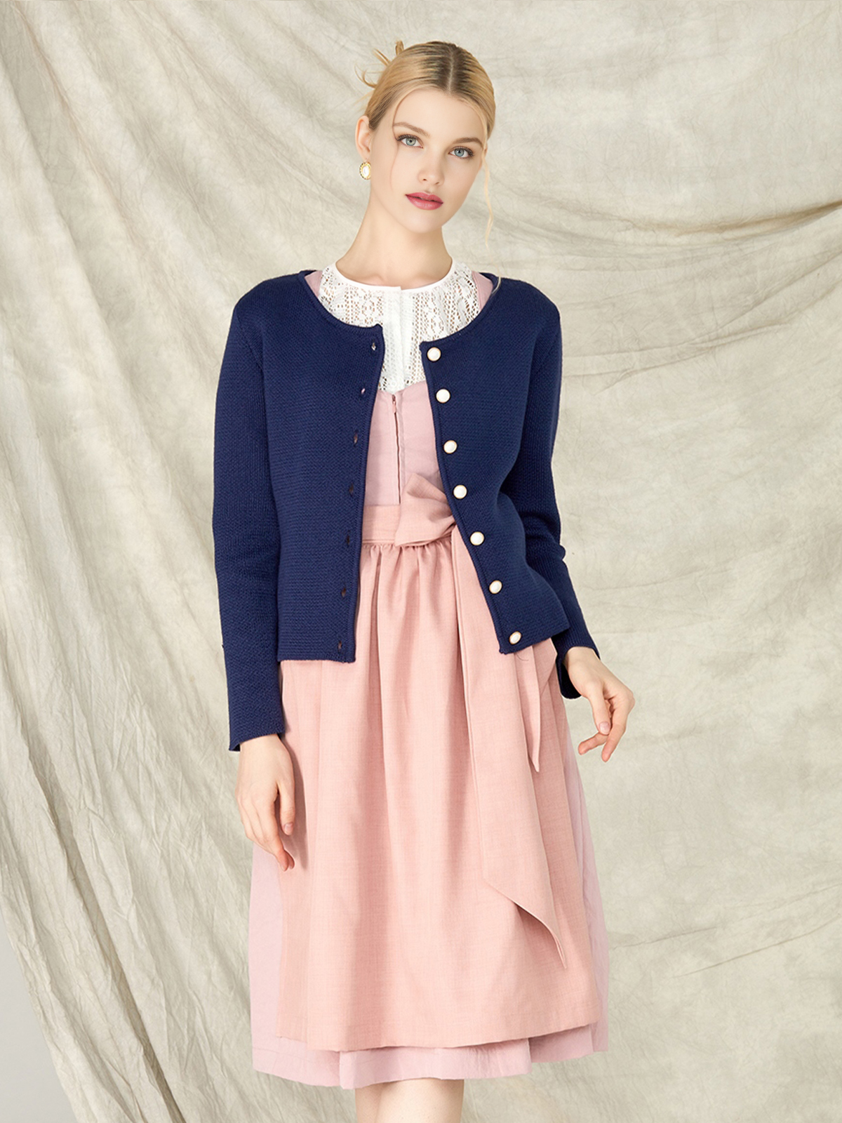 Dirndl in Marineblau – ein klassischer Look mit modernem Twist