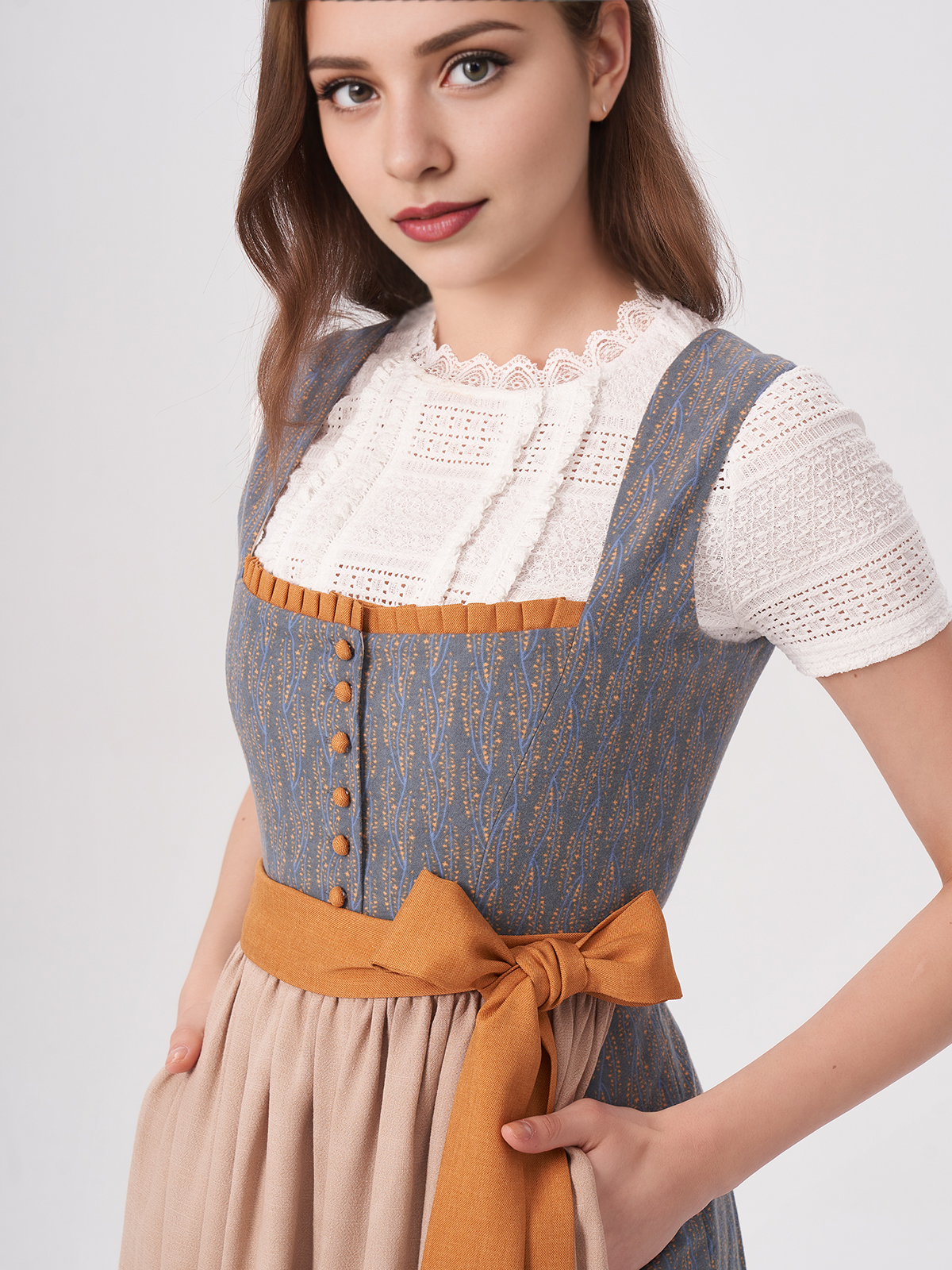 Dirndl in Dunkelrot mit Blumenmuster