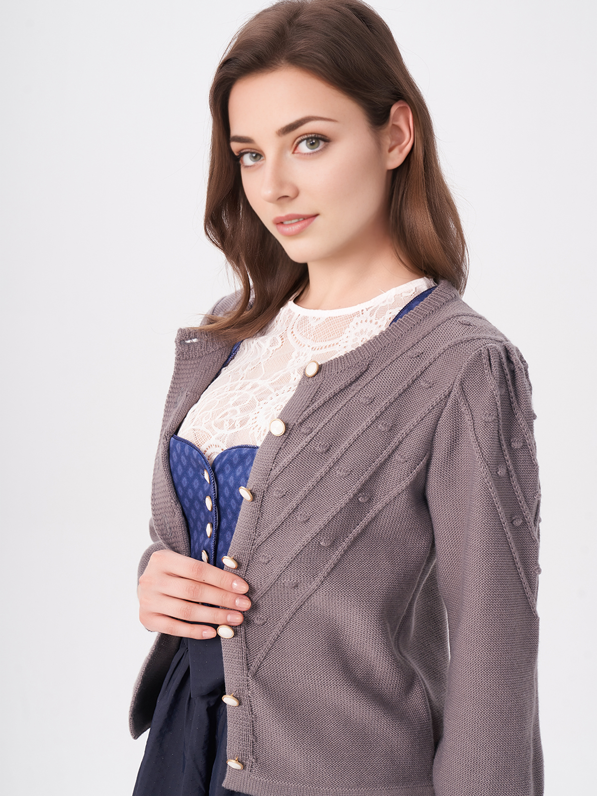 Ein elegantes graues Dirndl mit modernem Schnitt