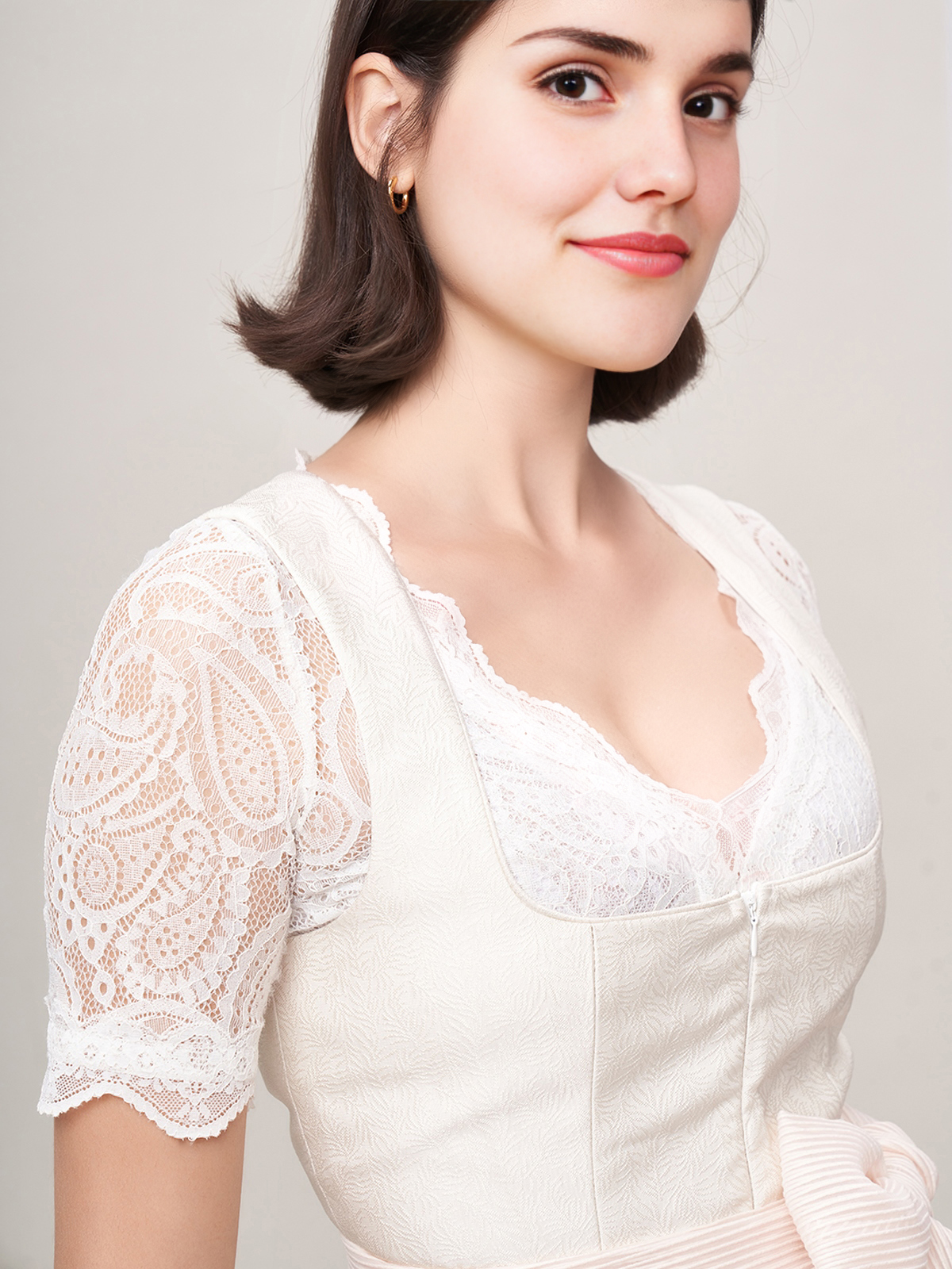 Dirndl in Rot – Eleganz und Tradition vereint