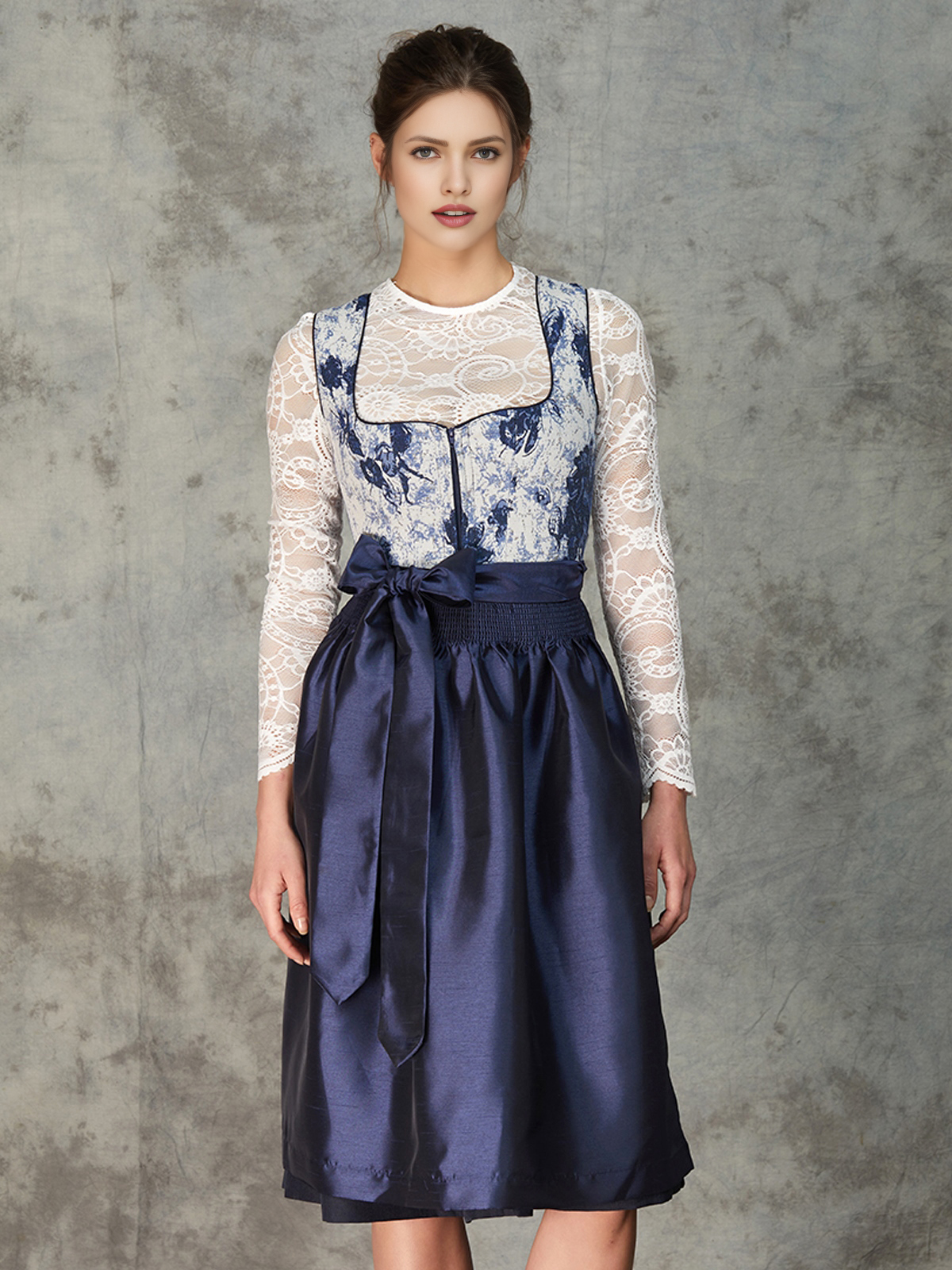 Modernes Minidirndl in Blau