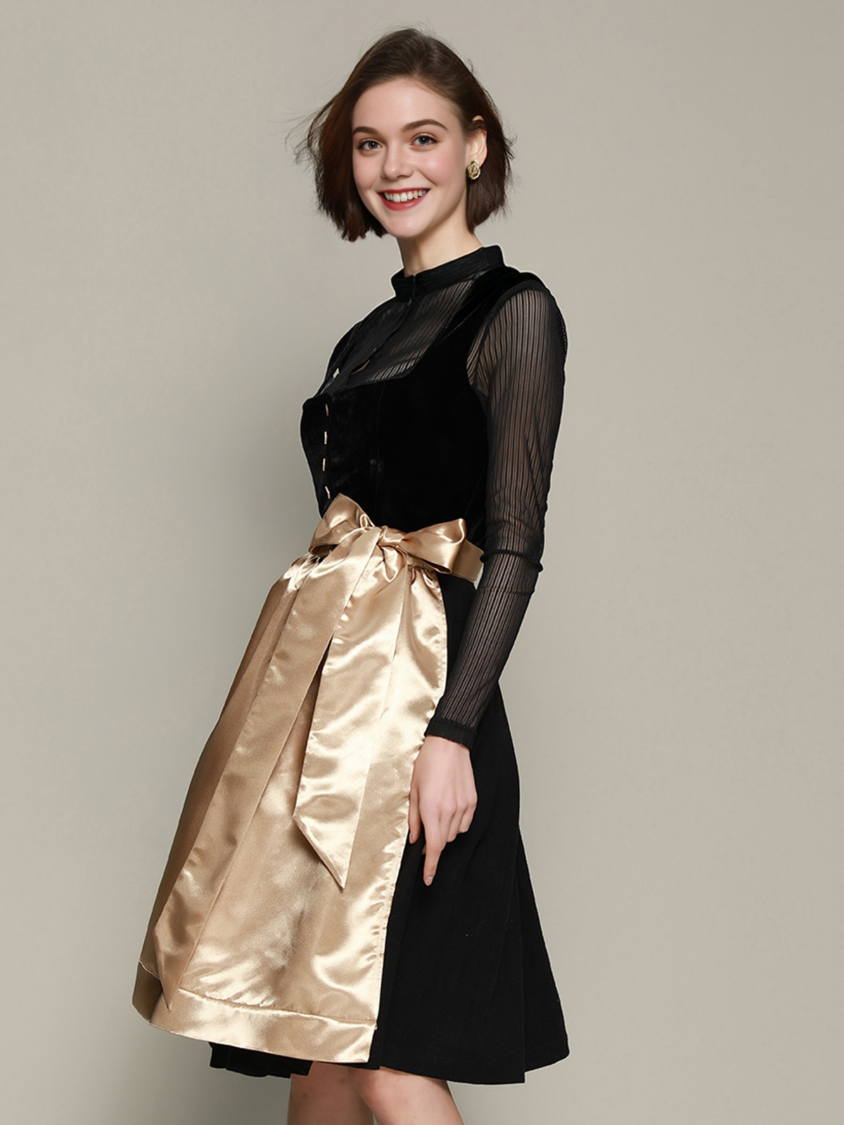 Stilvolles schwarzes Ehreer Dirndl