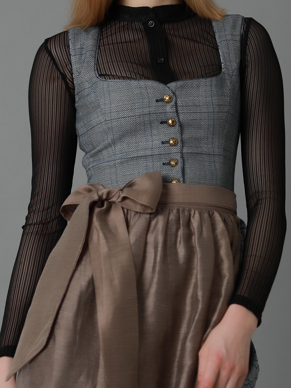 Graues Dirndl mit modernem Schnitt