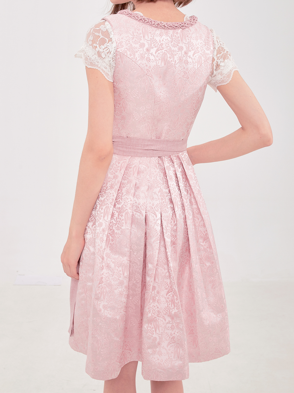 Dirndl rosa schwarz – eine perfekte Kombination aus Romantik und Eleganz