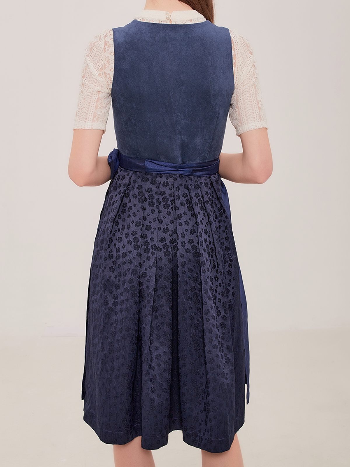 Dirndl samt blau – stilvolle Kombination