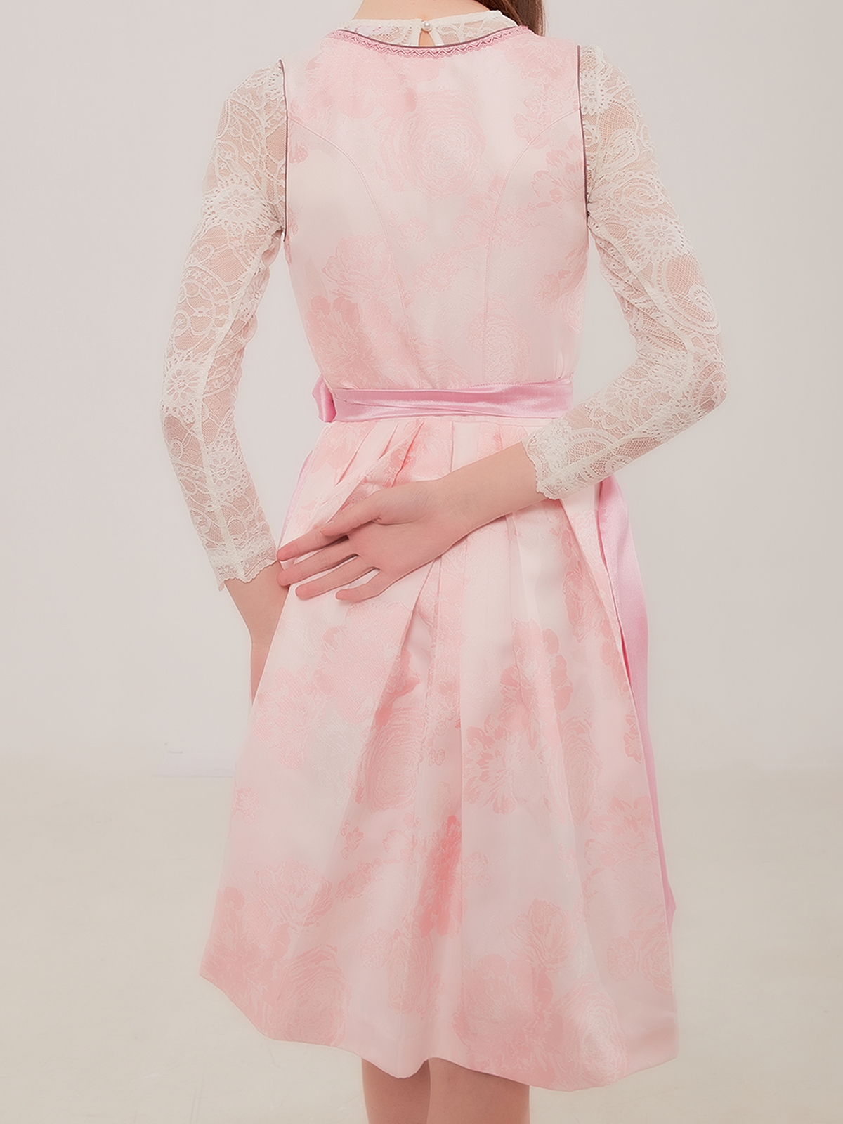 Dirndl in strahlendem Gelb