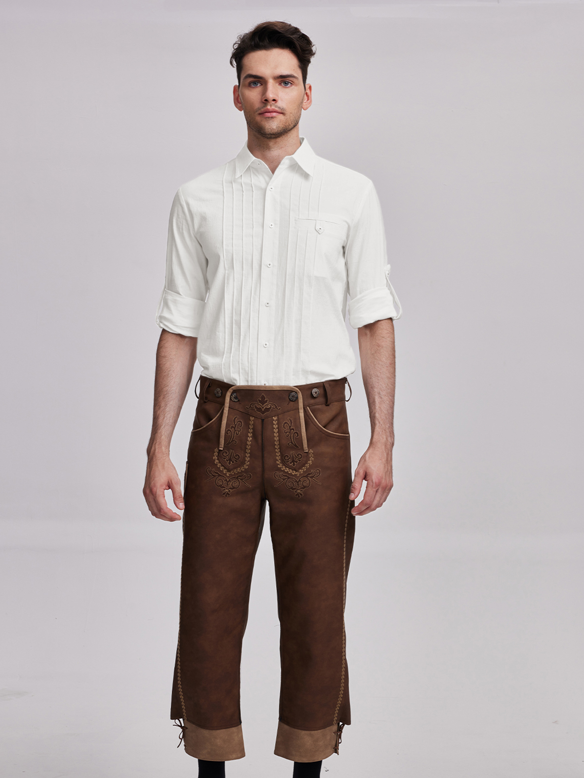 Dirndl in Weiß mit traditioneller Stickerei