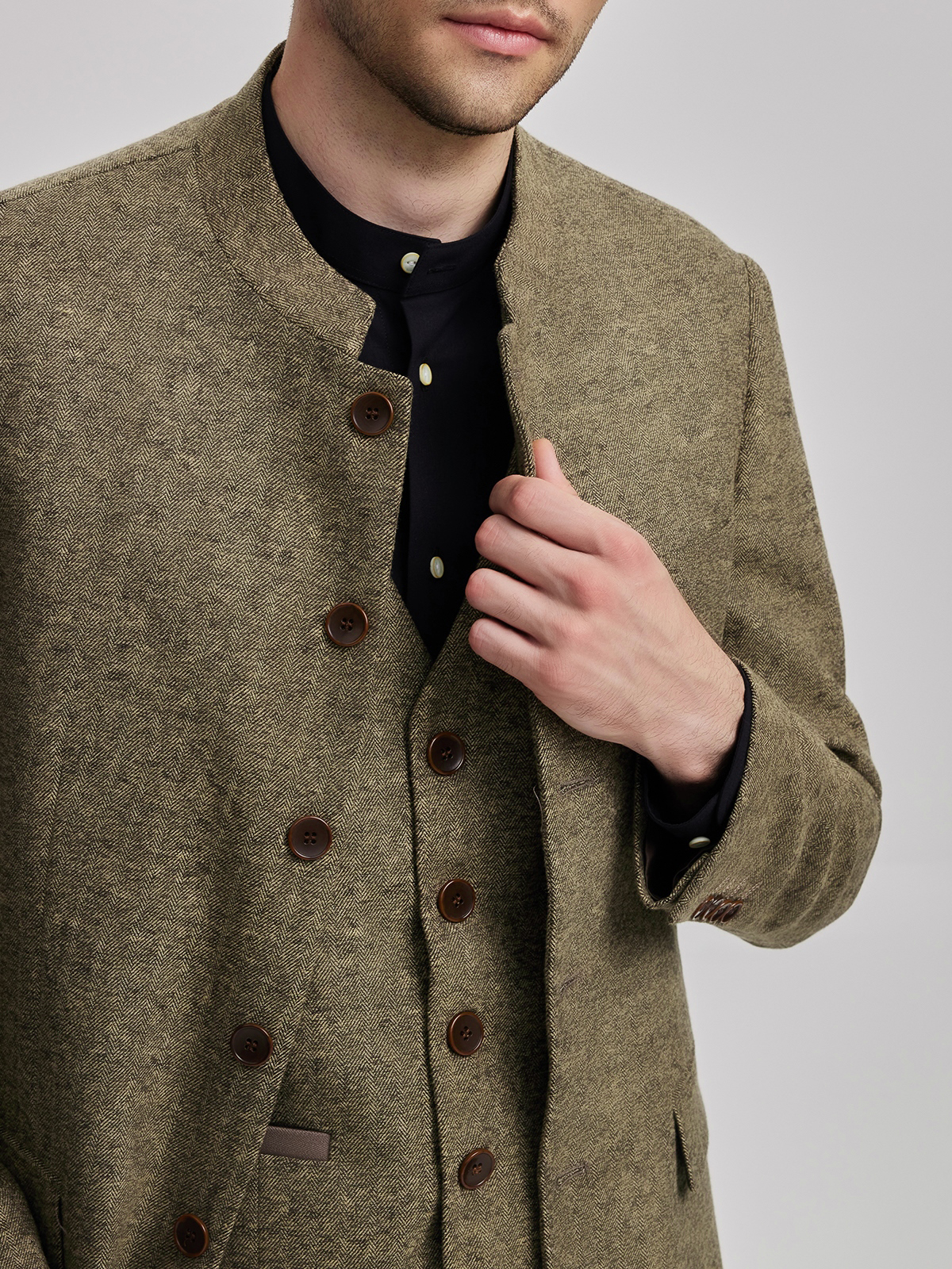 Dirndl in Gelb mit traditioneller Stickerei