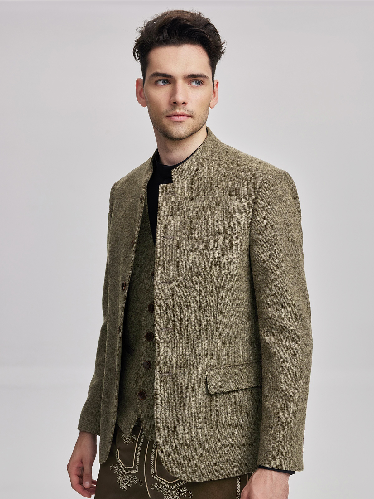 Modernes Dirndl mit gelbem Janker