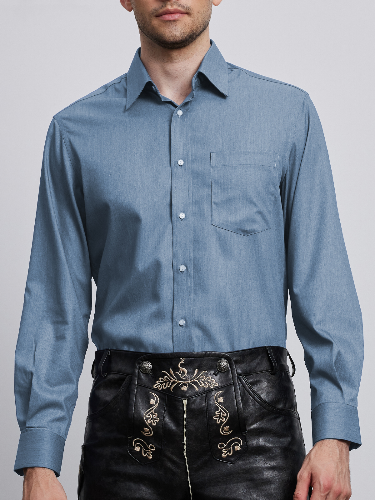 Modernes blaues Dirndl mit urbanem Chic