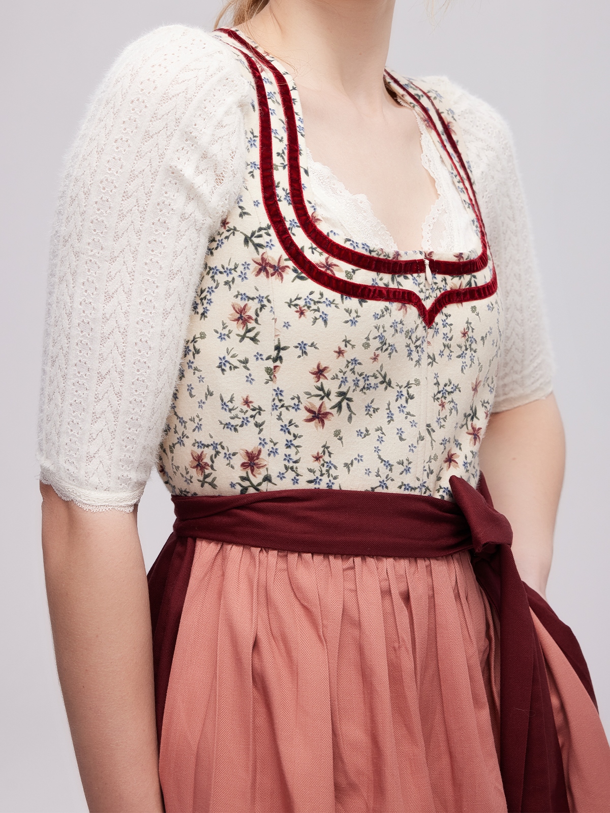 Schwarzes Dirndl mit roten Akzenten