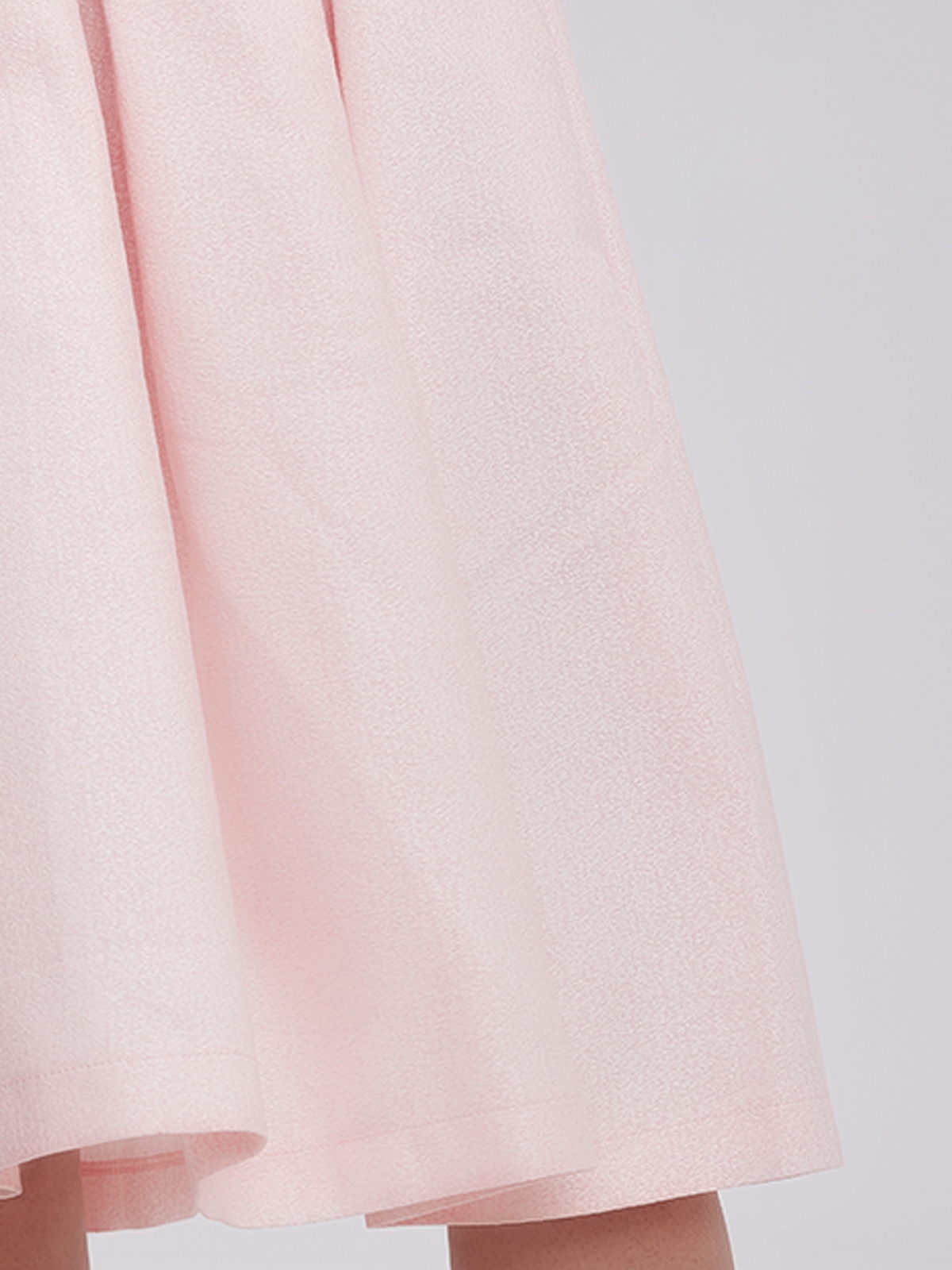 Modernes Dirndl in Rosa mit figurbetonter Silhouette