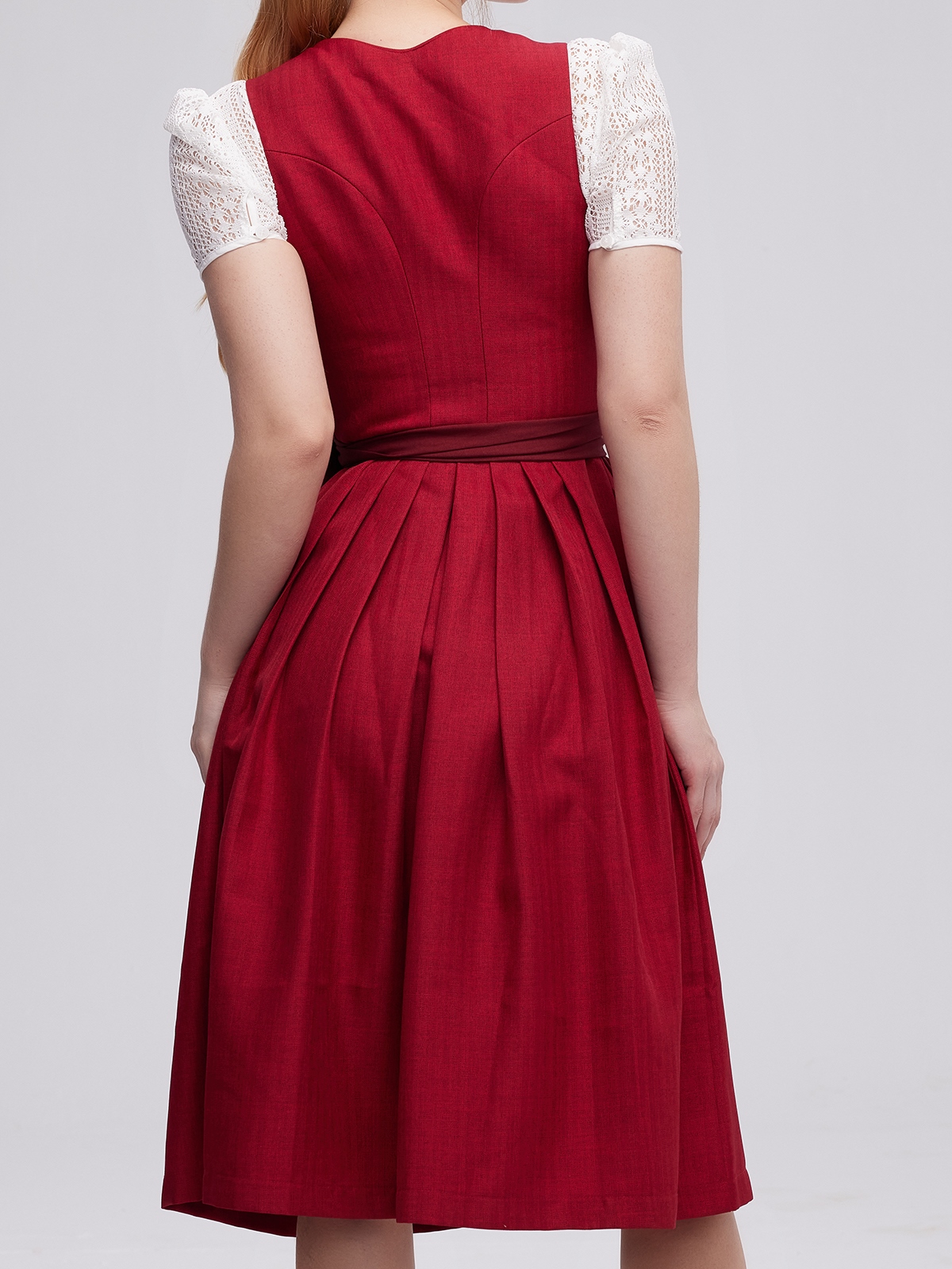 Modernes Dirndl in Rot mit schmaler Taille und leichtem Stoff