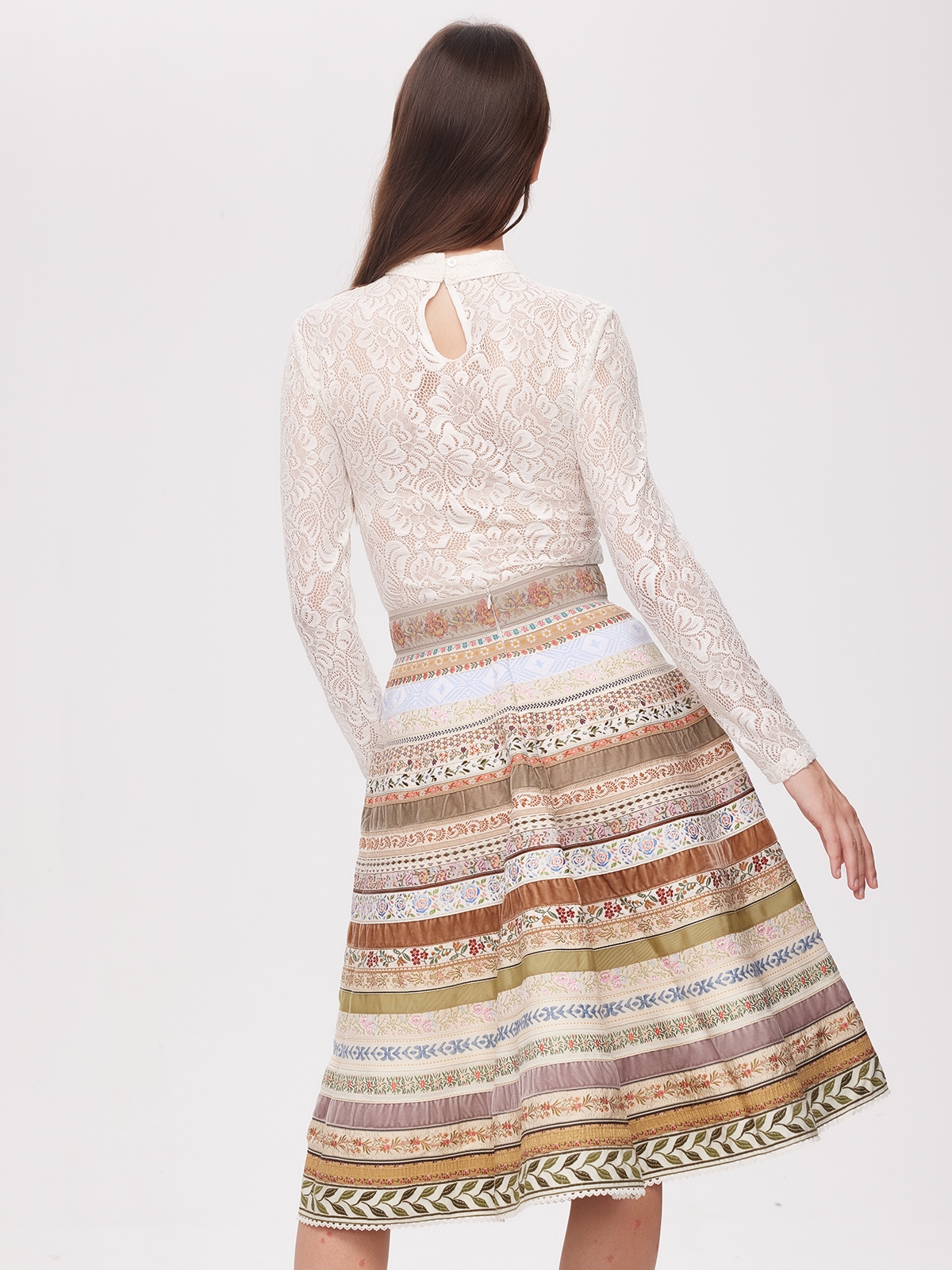 Modernes Dirndl in Beige – elegant und alltagstauglich