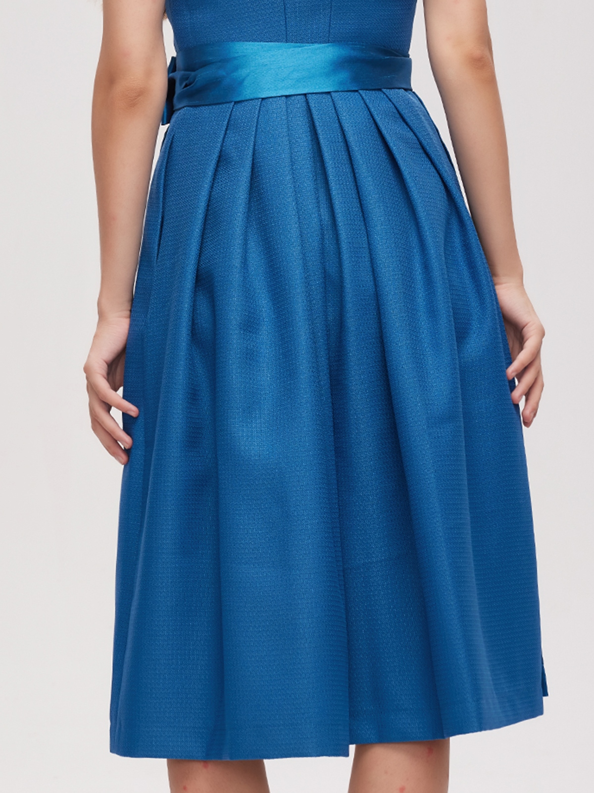 Dirndl in Blau mit traditionellem Schnitt