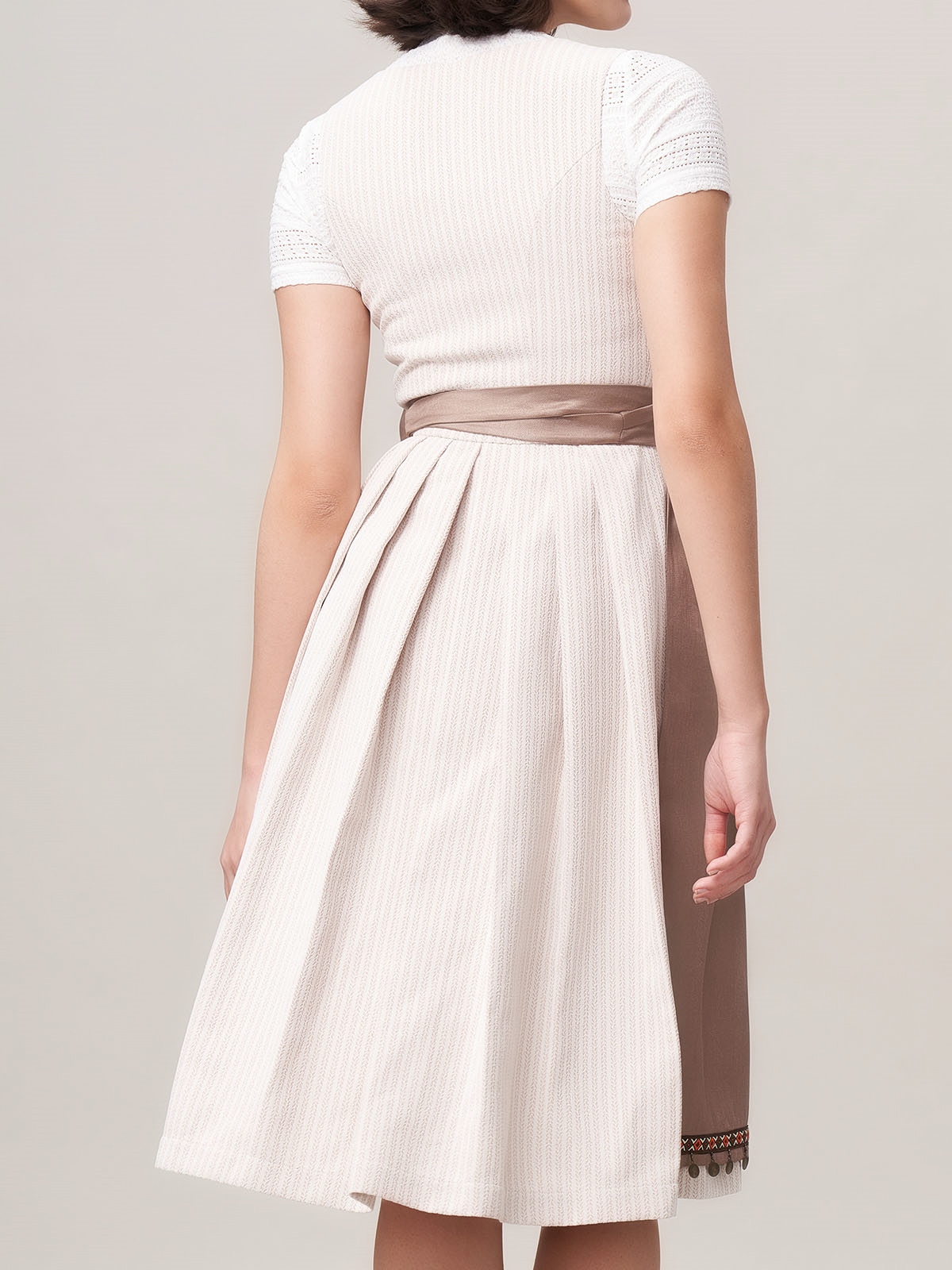 Ein gelbes Dirndl mit harmonischer Accessoire-Kombination