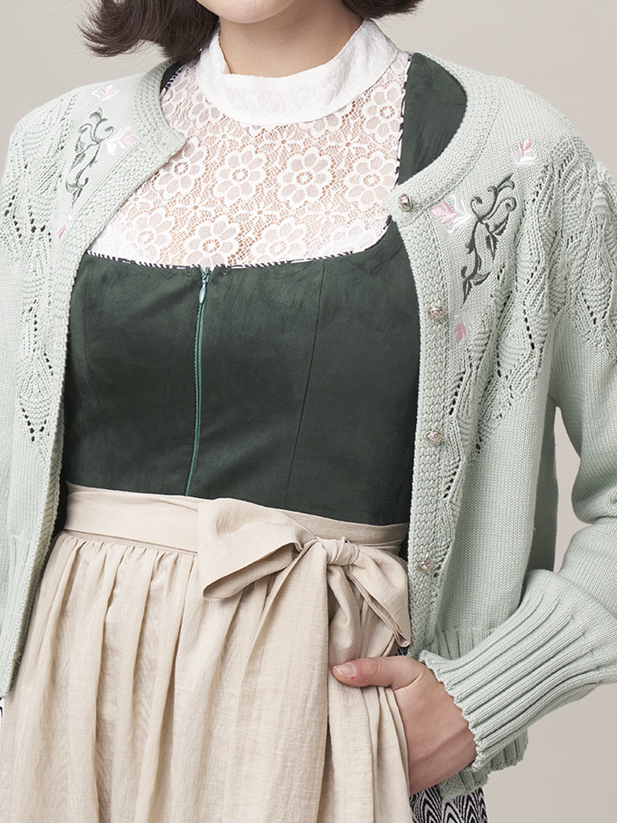 Oranges Dirndl mit floralen Akzenten